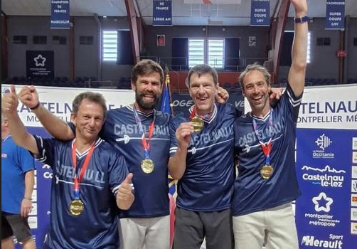L'équipe de vétérans du club Castelnau Escrime sur la première marche du podium aux championnats de France 2025