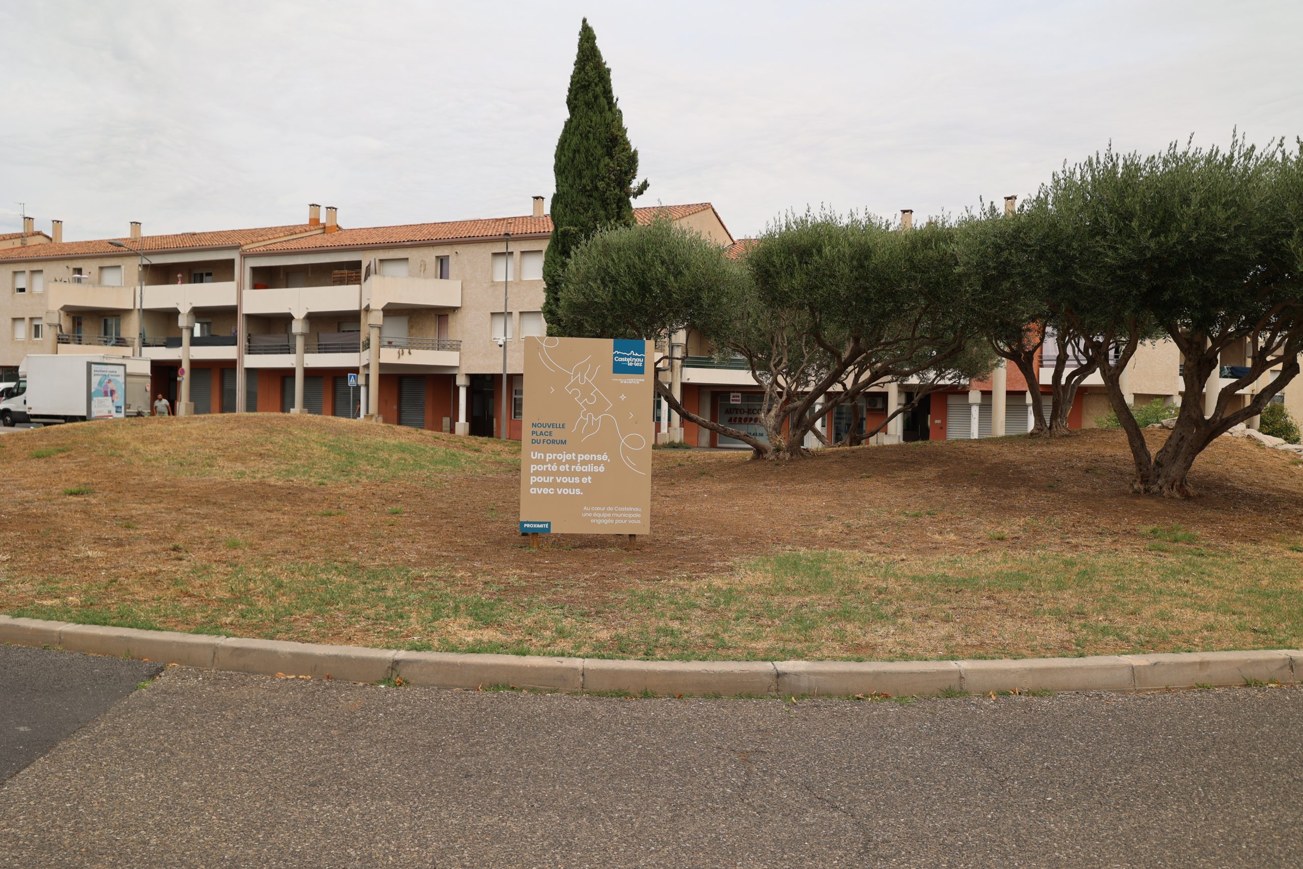 La place du Forum et son giratoire dans le quartier du Devois