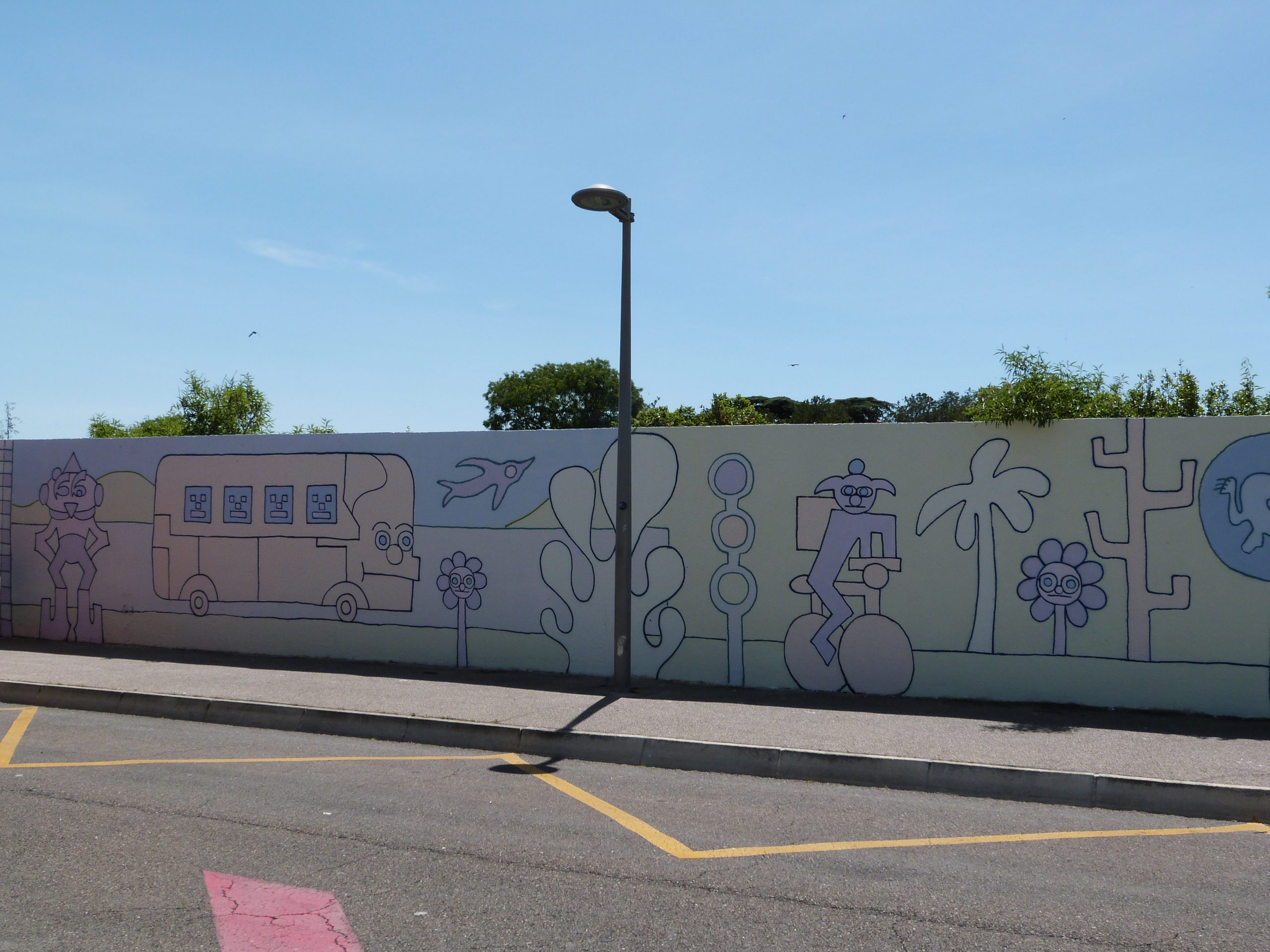 Une fresque de street art représentant des bus et tram à Sablassou