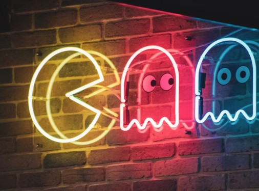 Un néon représentant le personnage de jeu vidéo Pacman, qui dévore des méduses