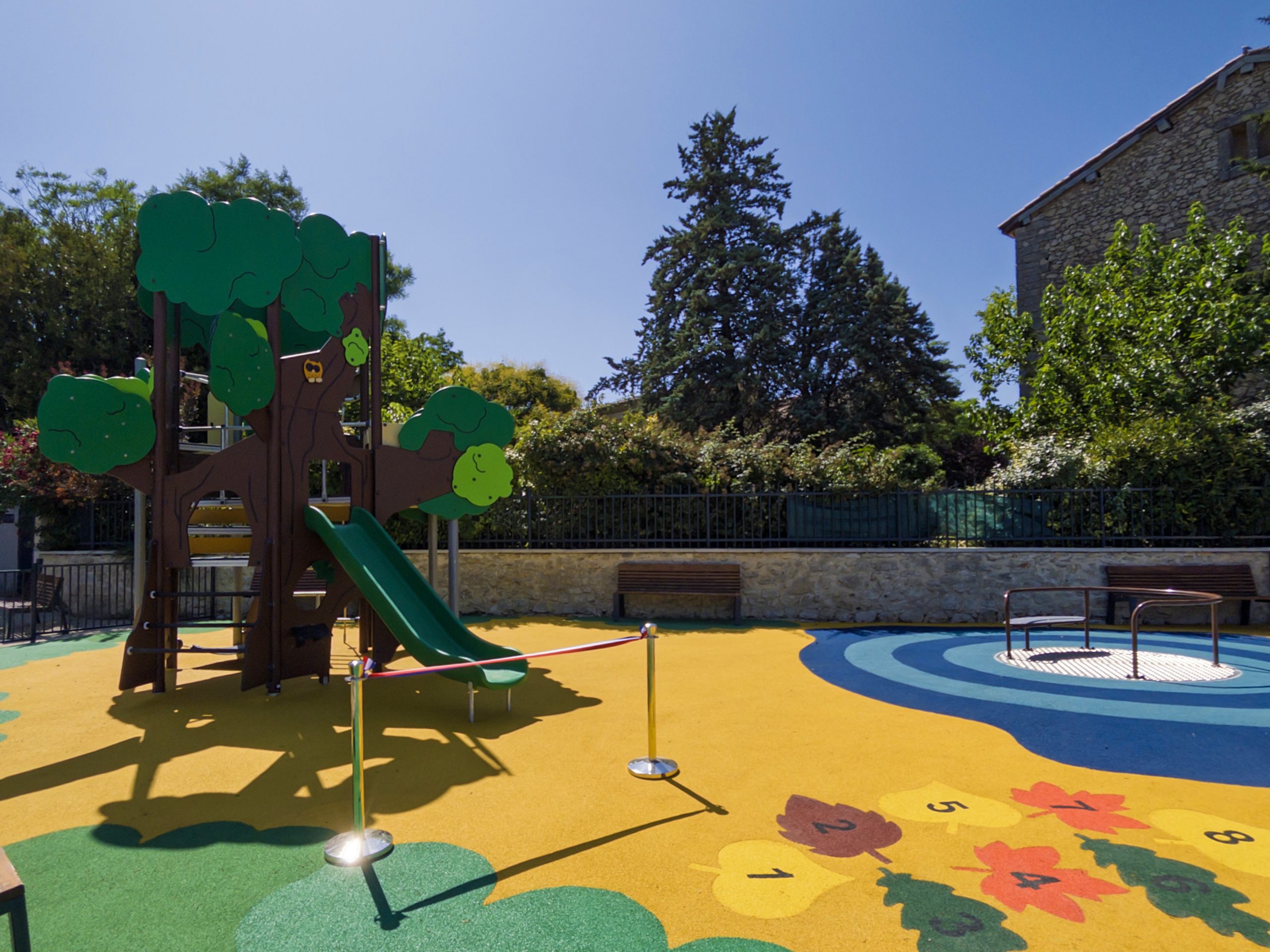 Inauguration du « Parc aux Écureuils » à Caylus, aire de jeux inclusive pour les enfants
