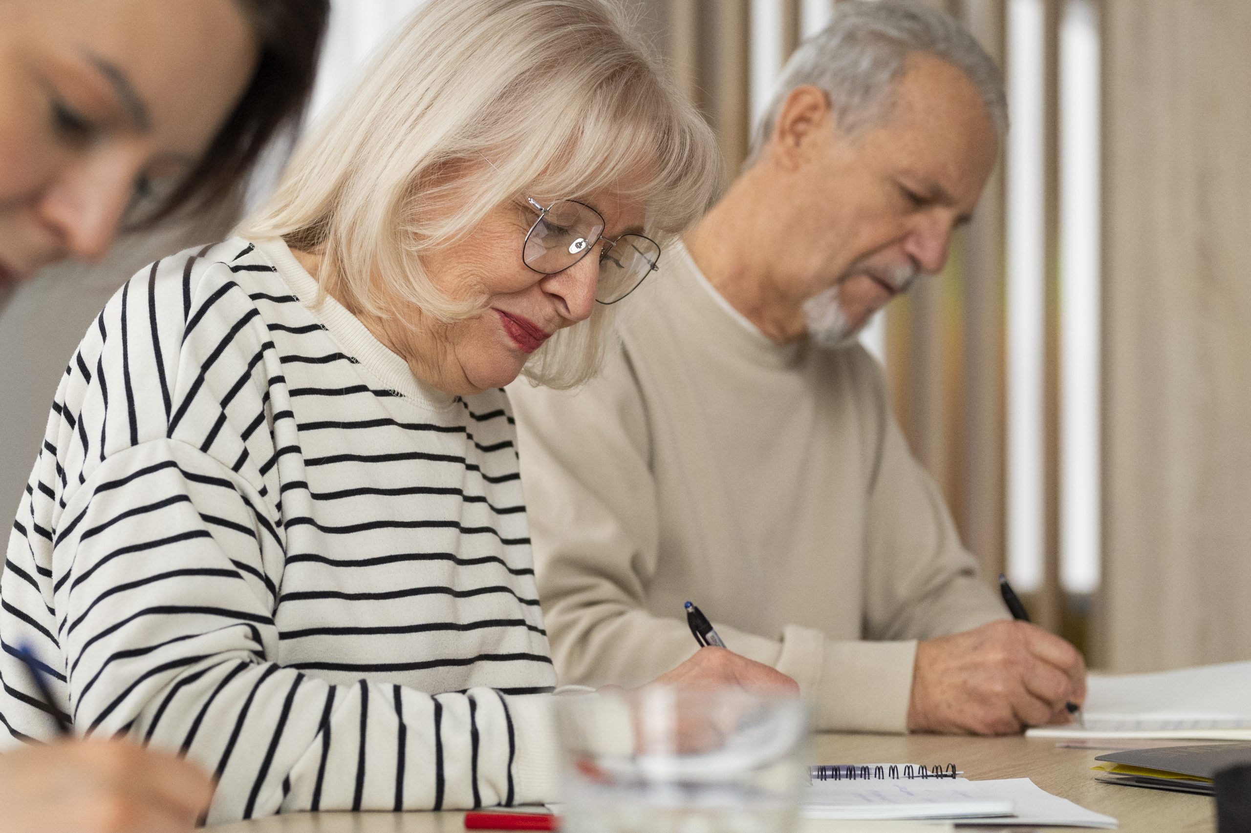 Des personnes âgées participant à un atelier d'écriture