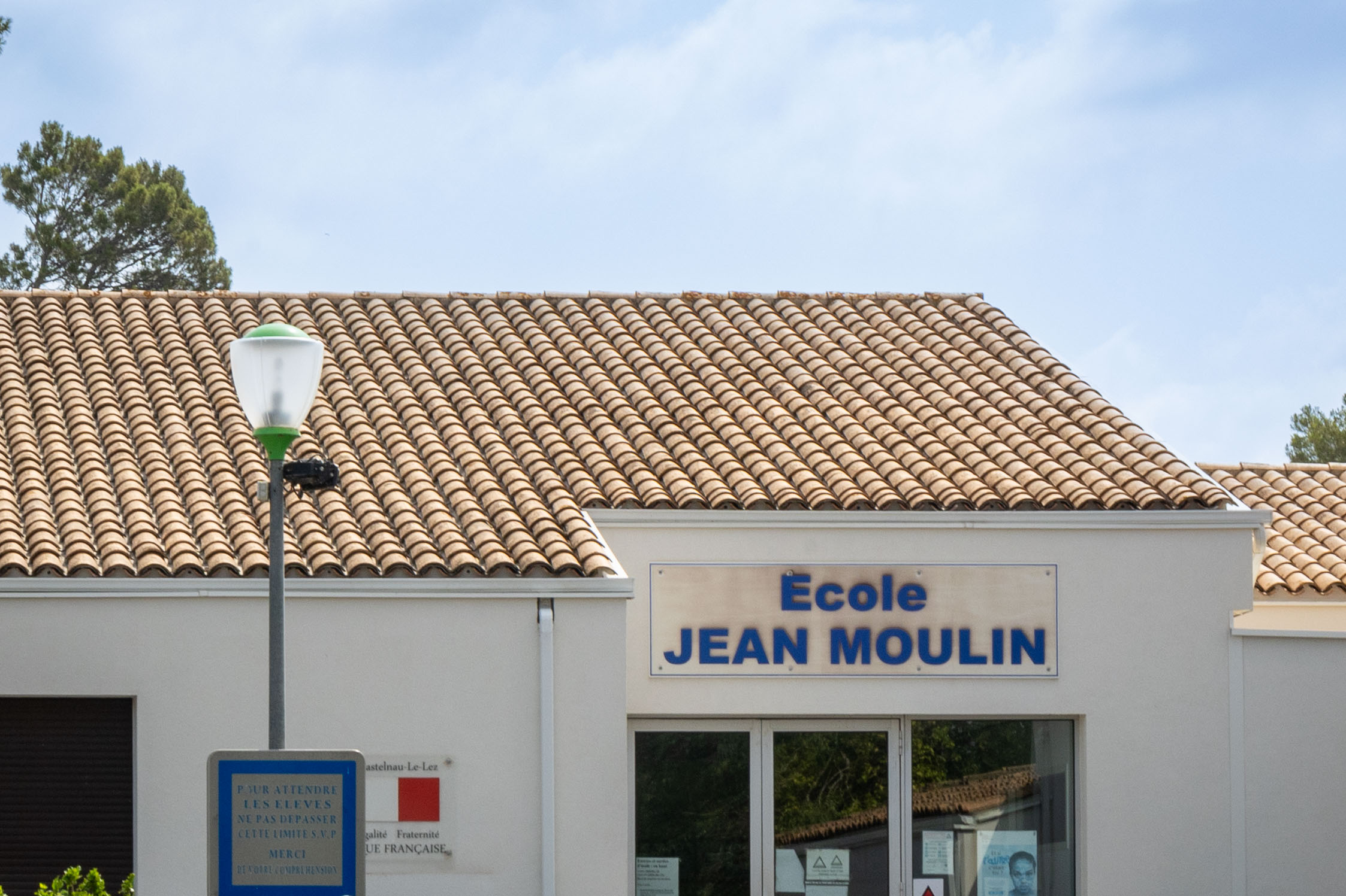 La façade d'entrée de l'école Jean-Moulin à Castelnau-le-Lez