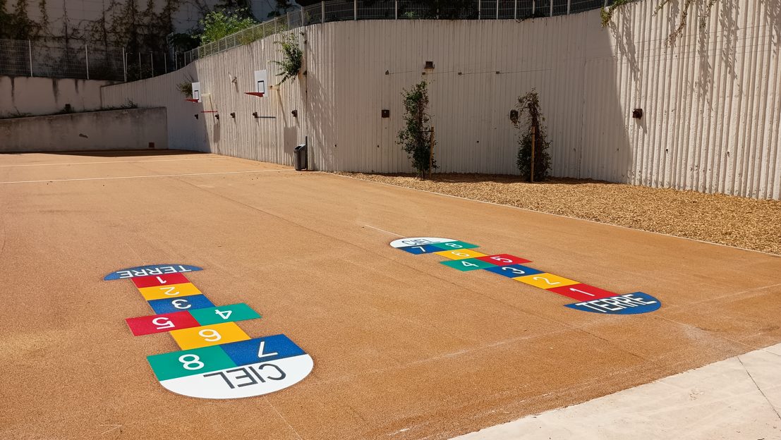 cour d'école avec 2 jeux de marelle peints au sol