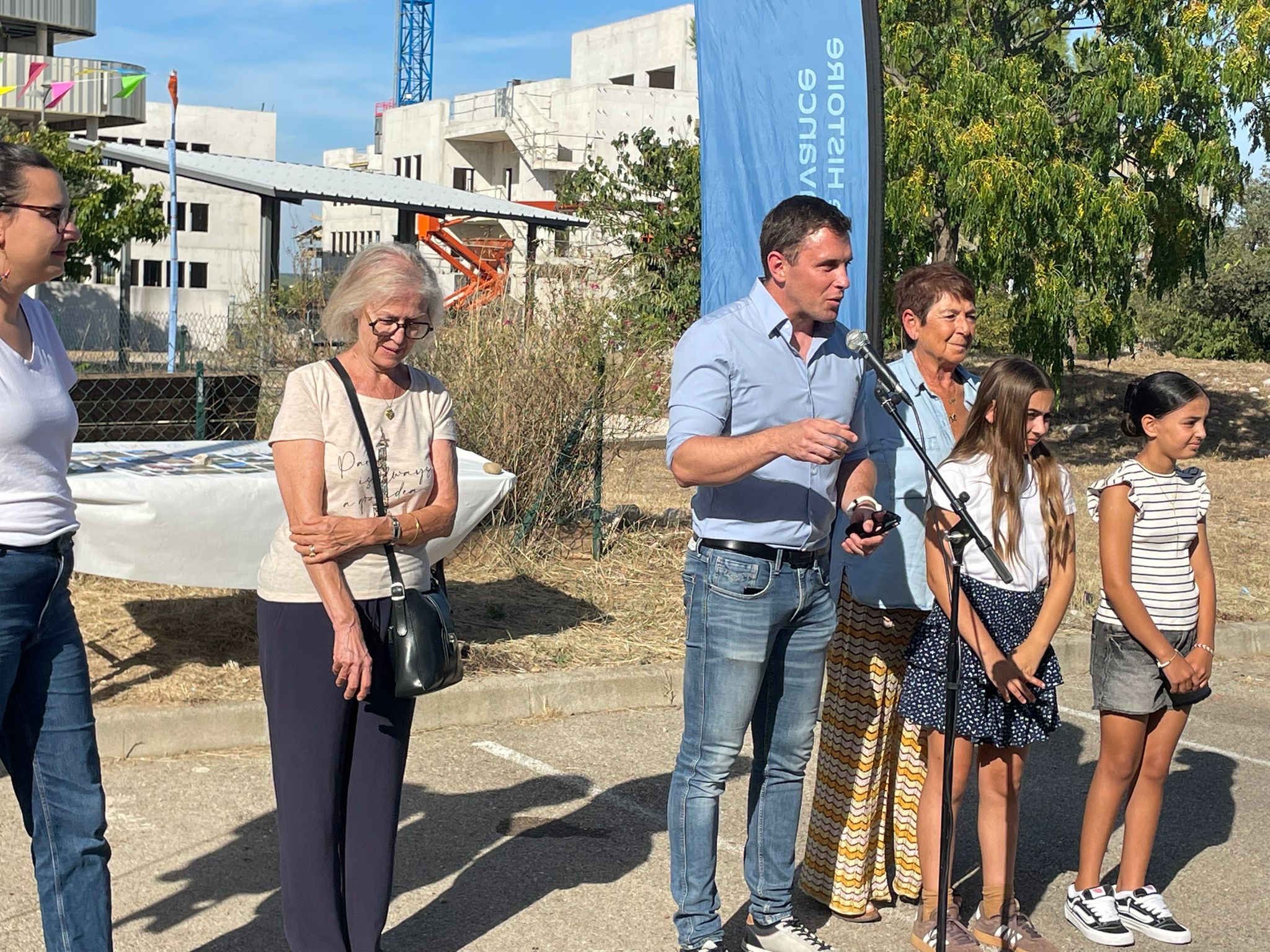 Au micro, l'adjoint à la Jeunesse, au Conseil Municipal des Jeunes et à la Sécurité publique, accompagné de membres du Conseil municipal des Jeunes