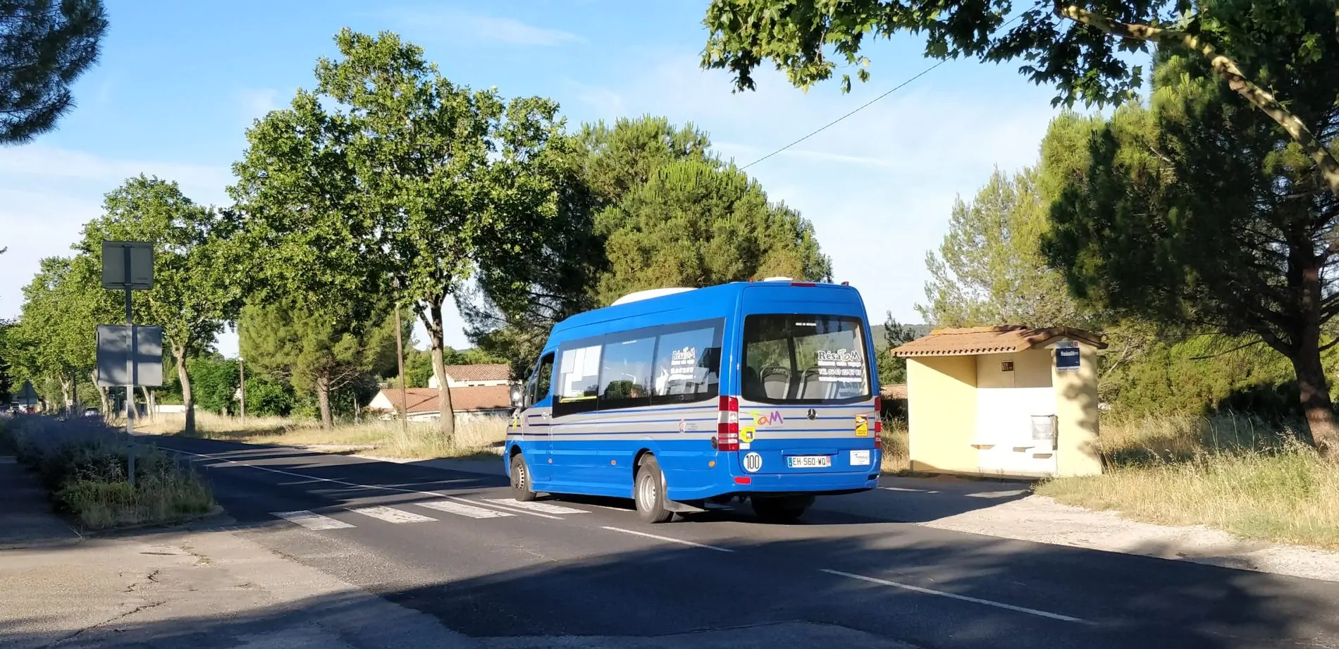 Min bus Tam vue de dos sur une route