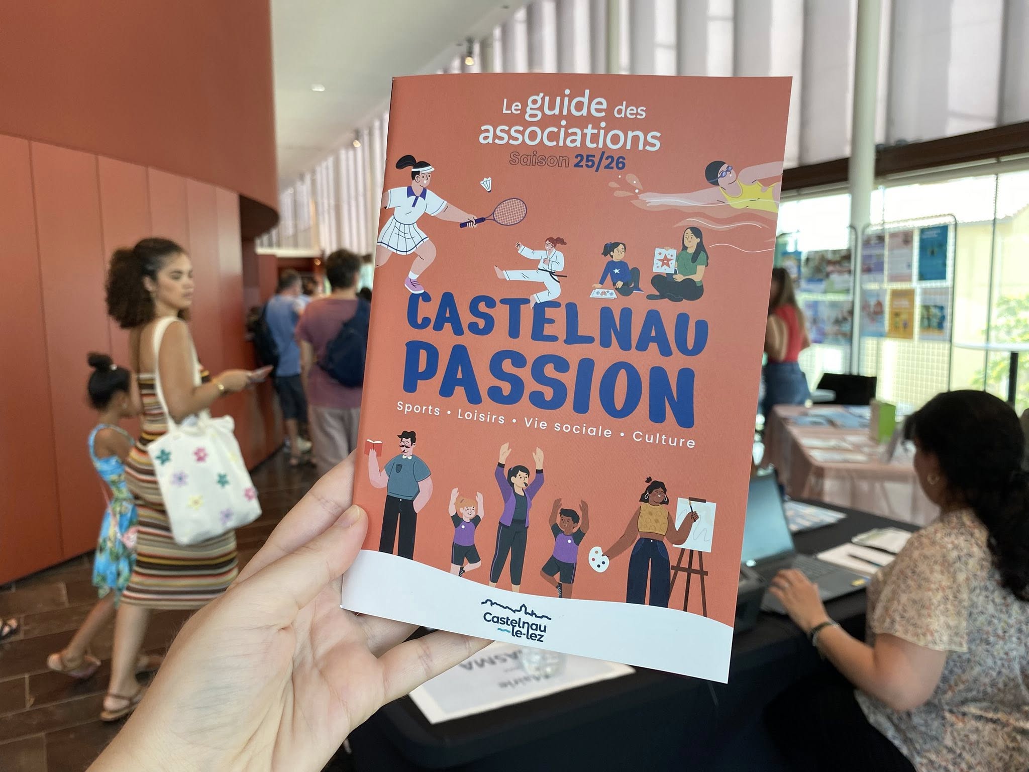 guide des associations tenu par une main
