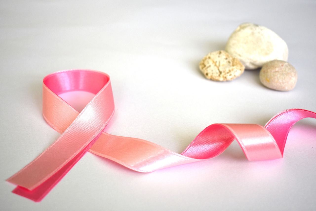 Un ruban rose posé sur une surface grise