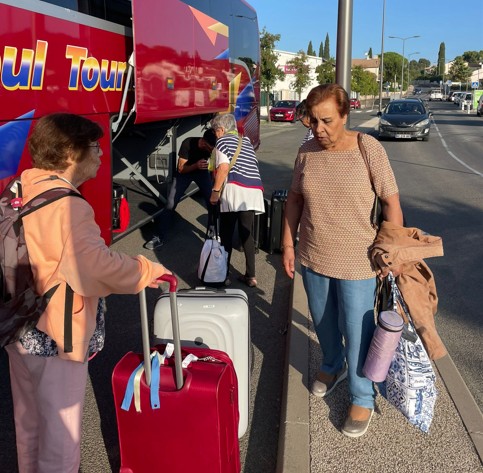seniors partant en voyage devant un bus