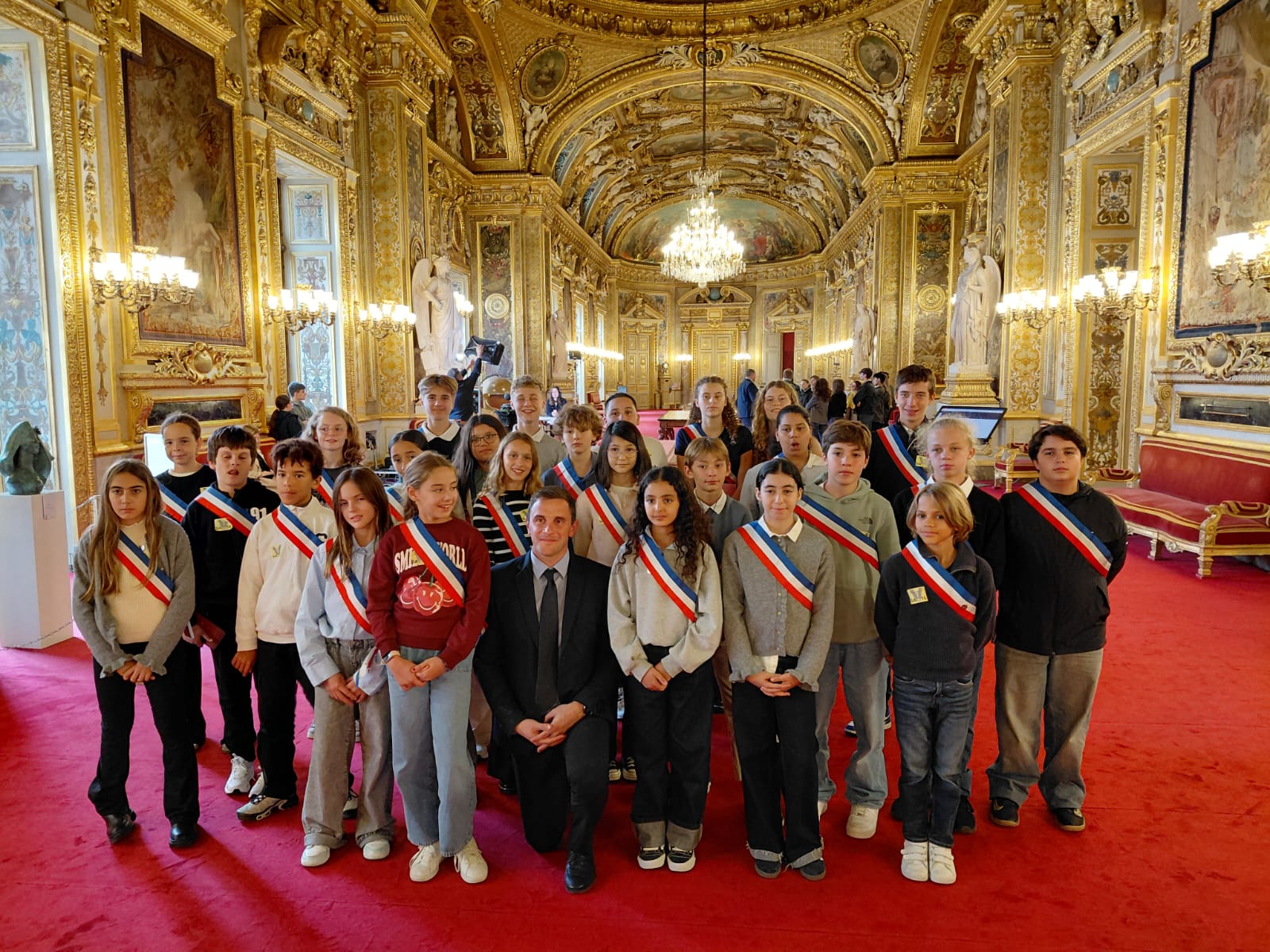 Les membres du Conseil municipal des Jeunes au Sénat et à l'Elysée