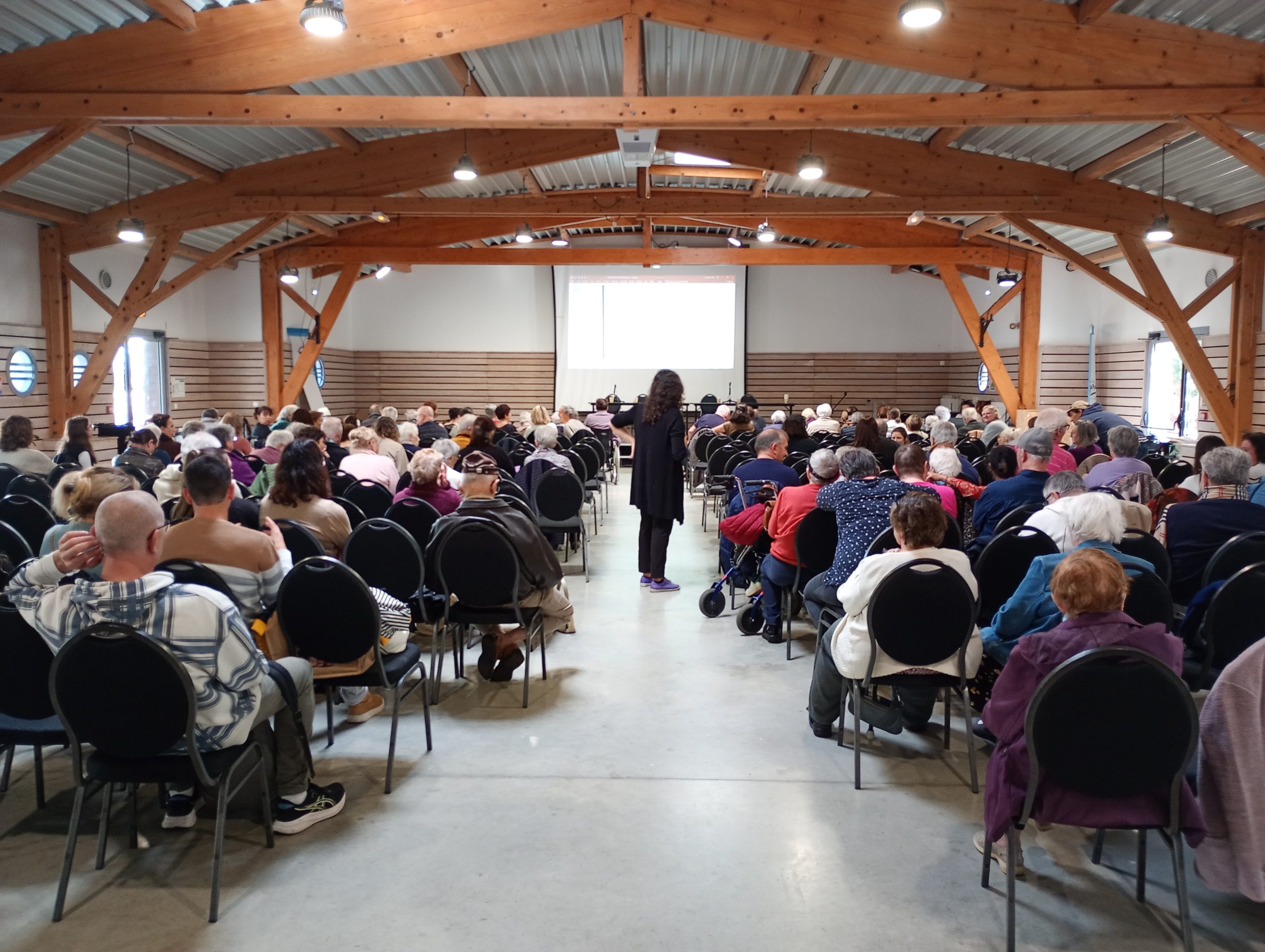 Vue de la salle du Lazaret, à Sète, remplie de participants du colloque Citoyennage