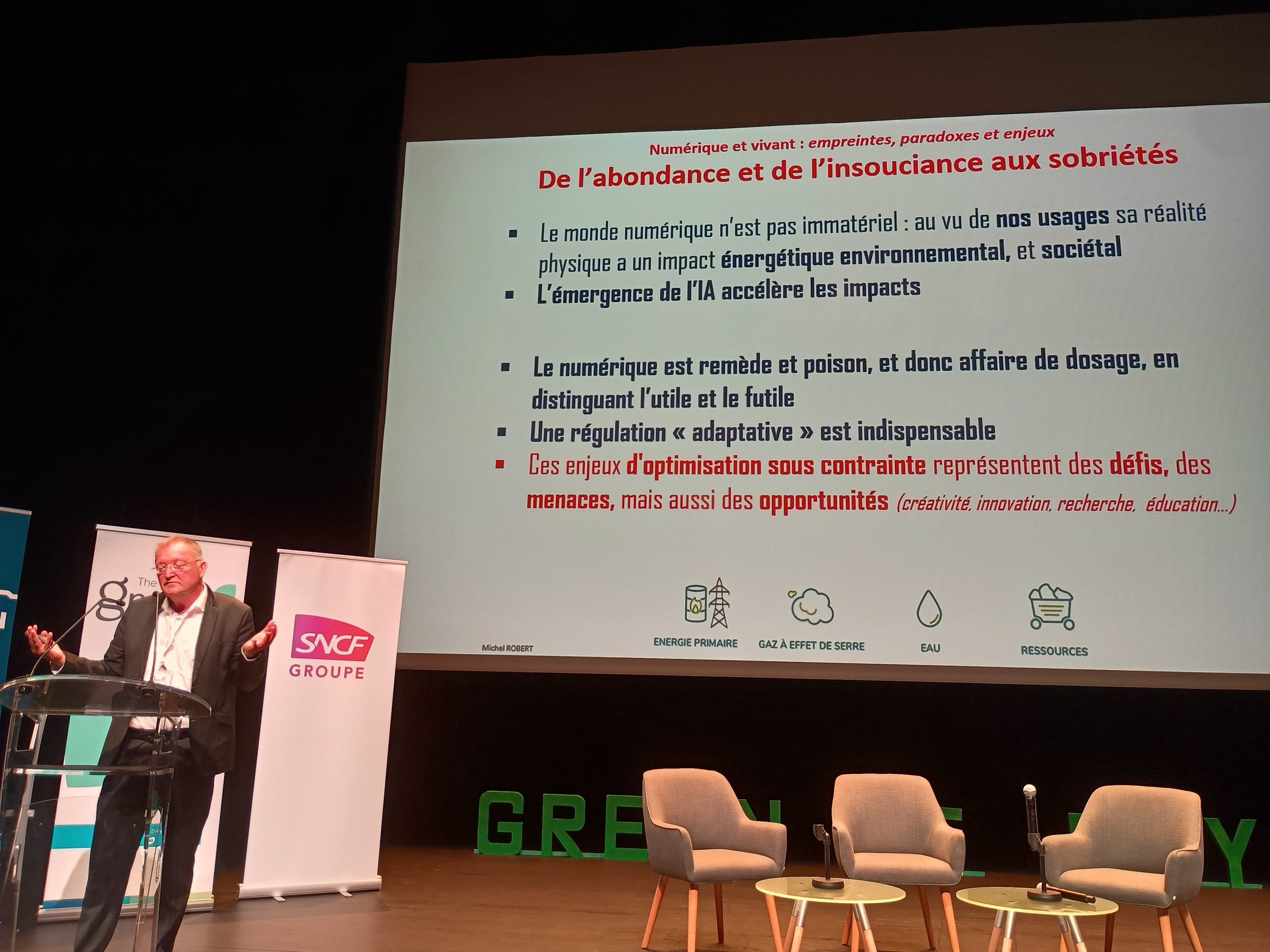 Michel Robert sur la scène du Kiasma pour le Green IT Day