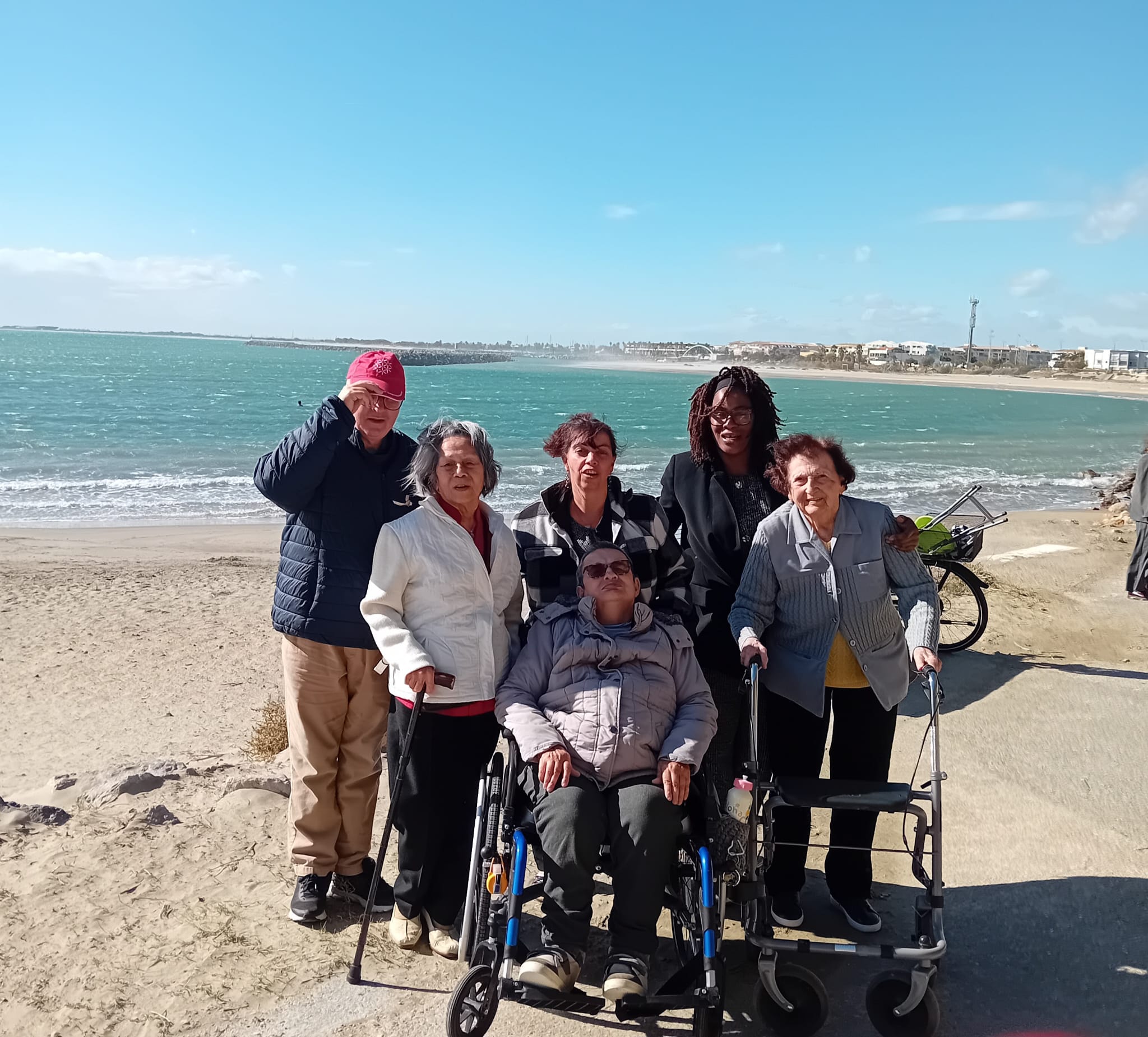 Des résidents de l'Ehpad Via Domitia de Castelnau-le-Lez sur la plage