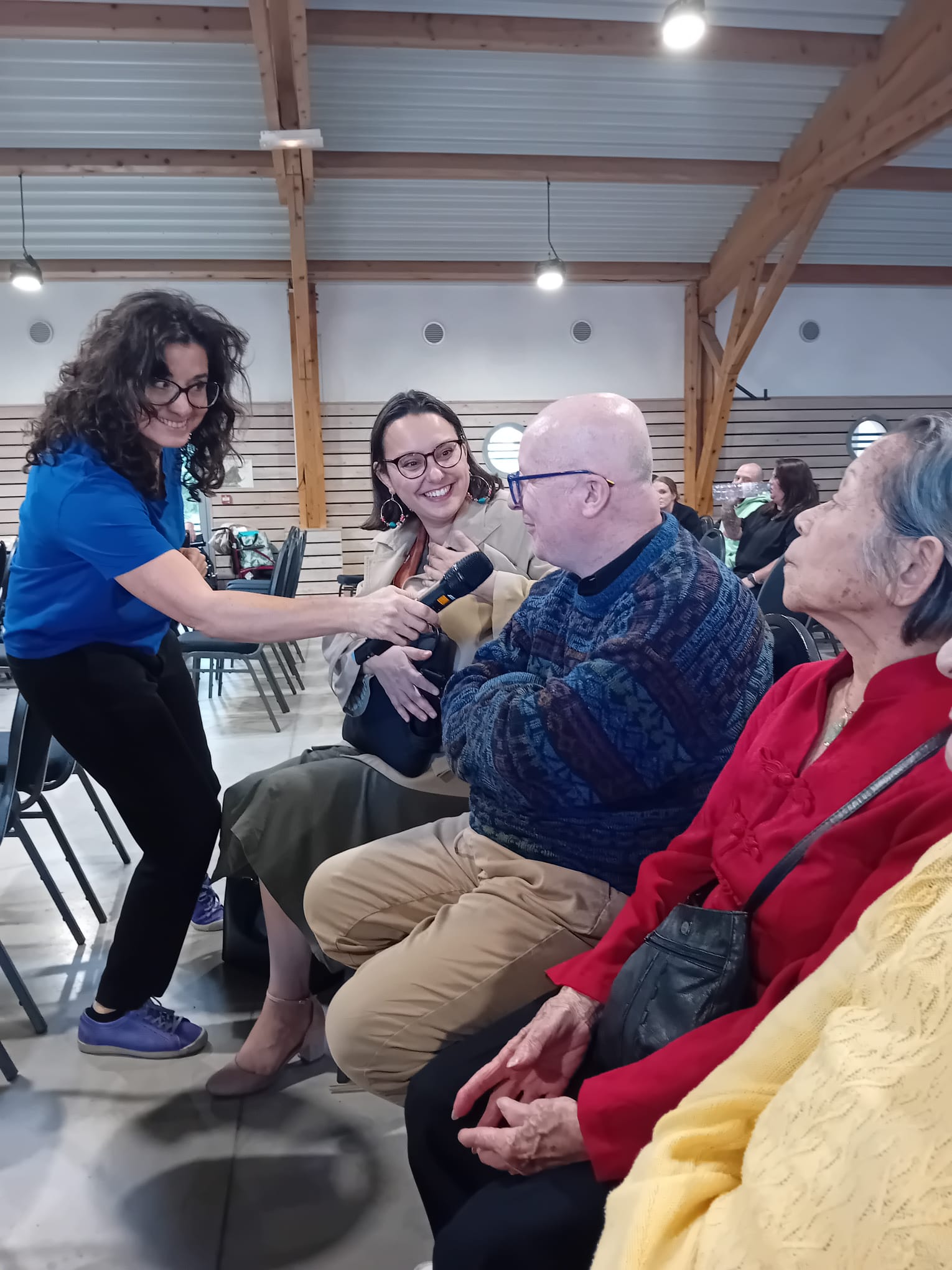 Un résident de l'Ehpad Via Domitia s'exprime au micro dans le cadre du colloque Citoyennage, à Sète