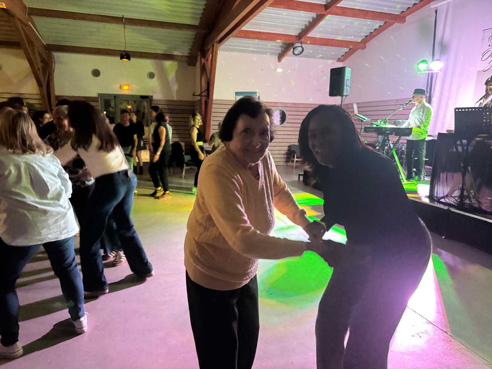 Une animatrice de l'Ehpad Via Domitia danse avec l'une des résidentes