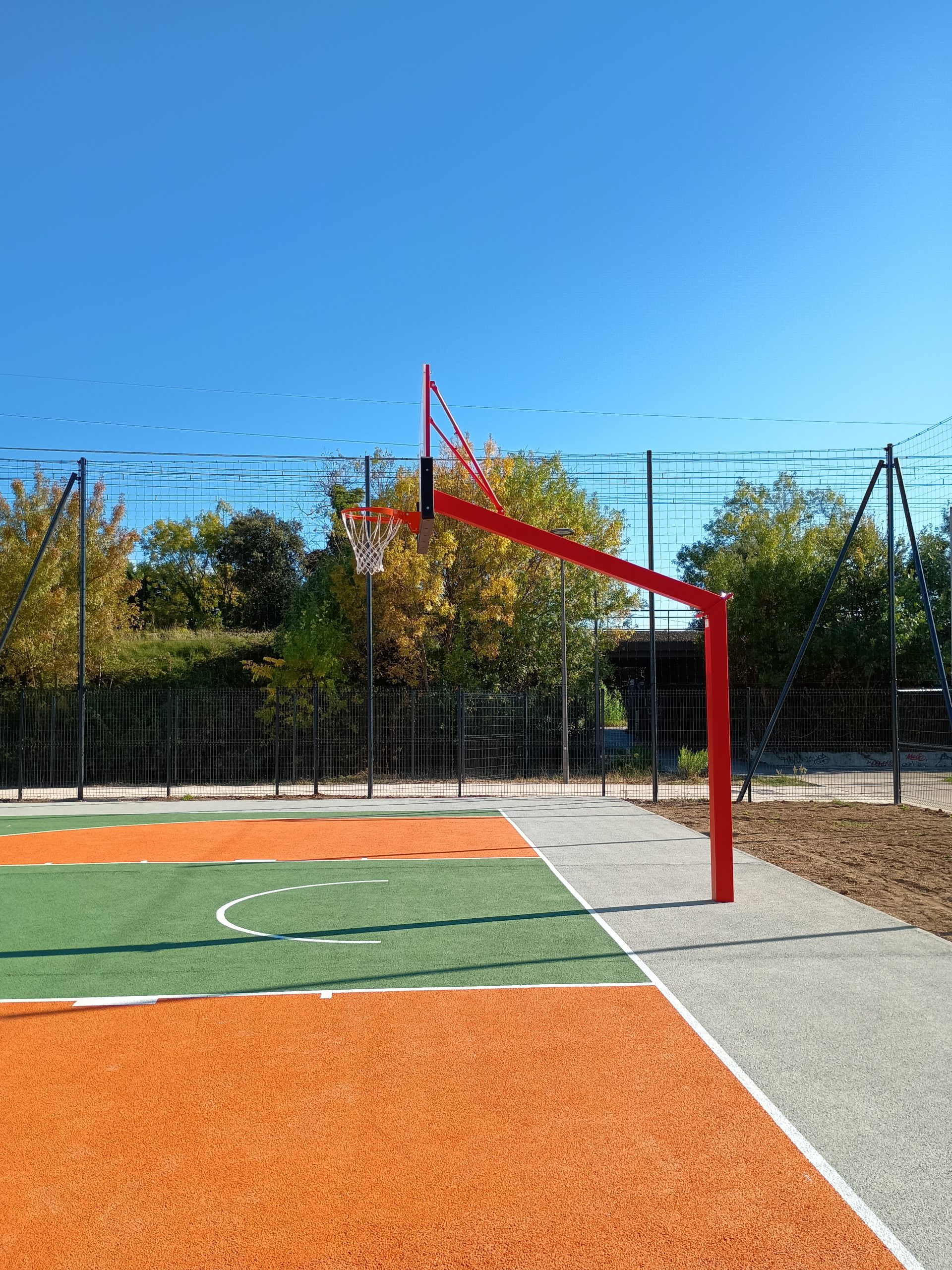 Aperçu d'un côté du double terrain de basket 3x3 de la plaine de jeux Jean-Fournier à Castelnau-le-Lez