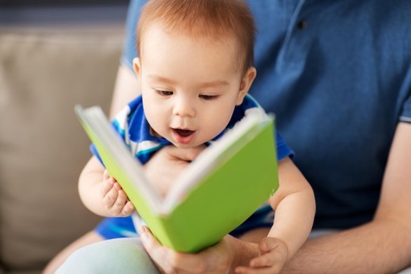 bébé regardant un livre