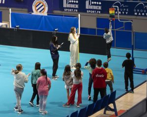 enfants jouant au volley ball