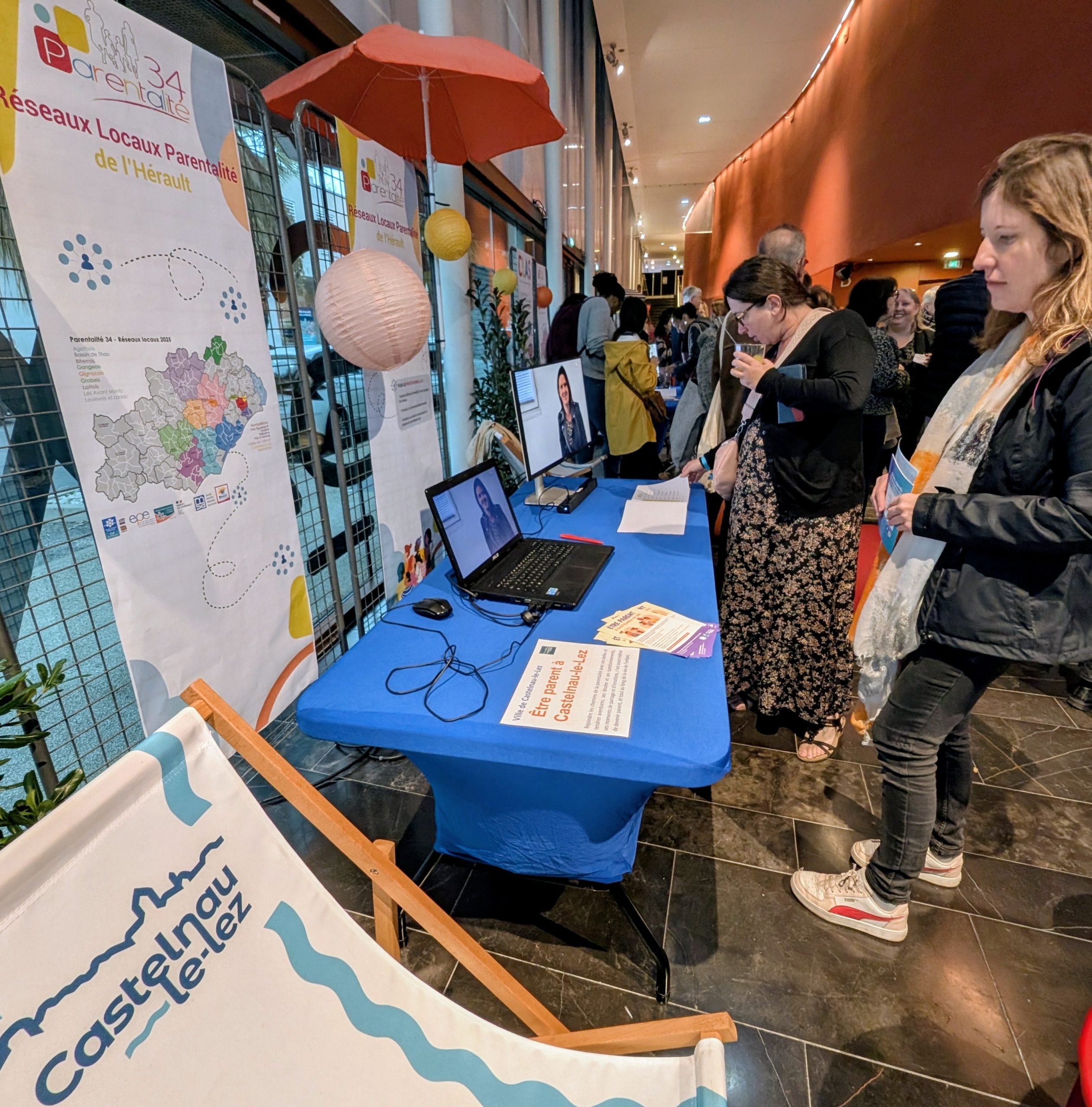 Les visiteurs ont visité les stands au Kiasma, lors de la journée départementale de la parentalité