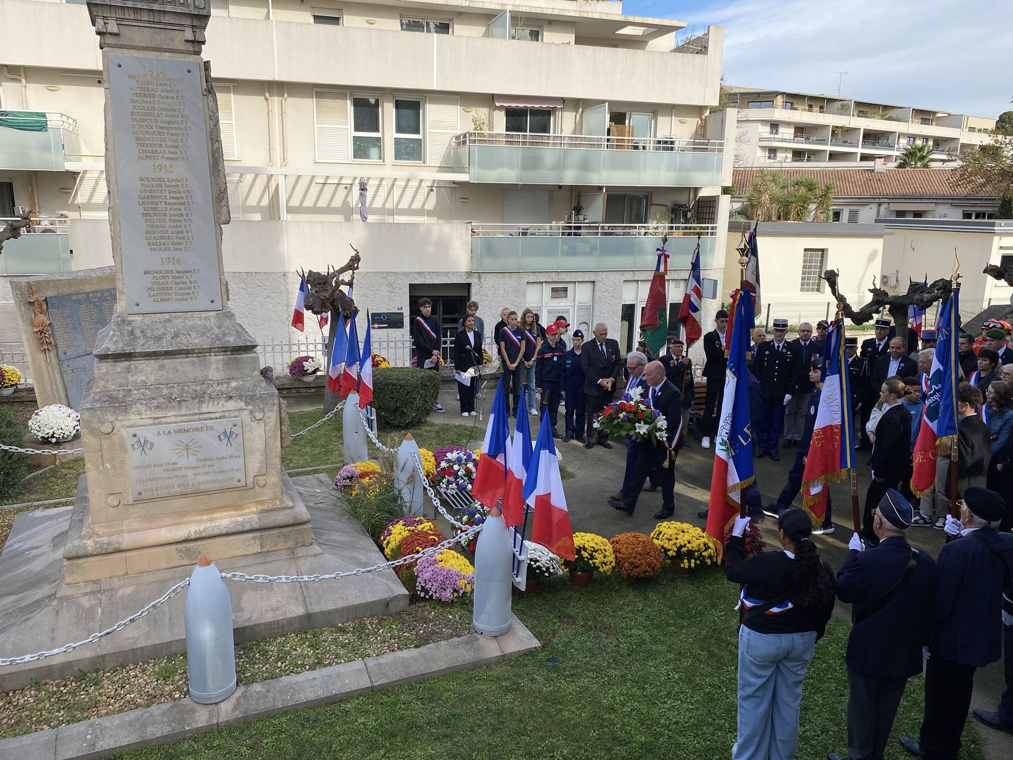 dépôt de gerbe au monument aux morts