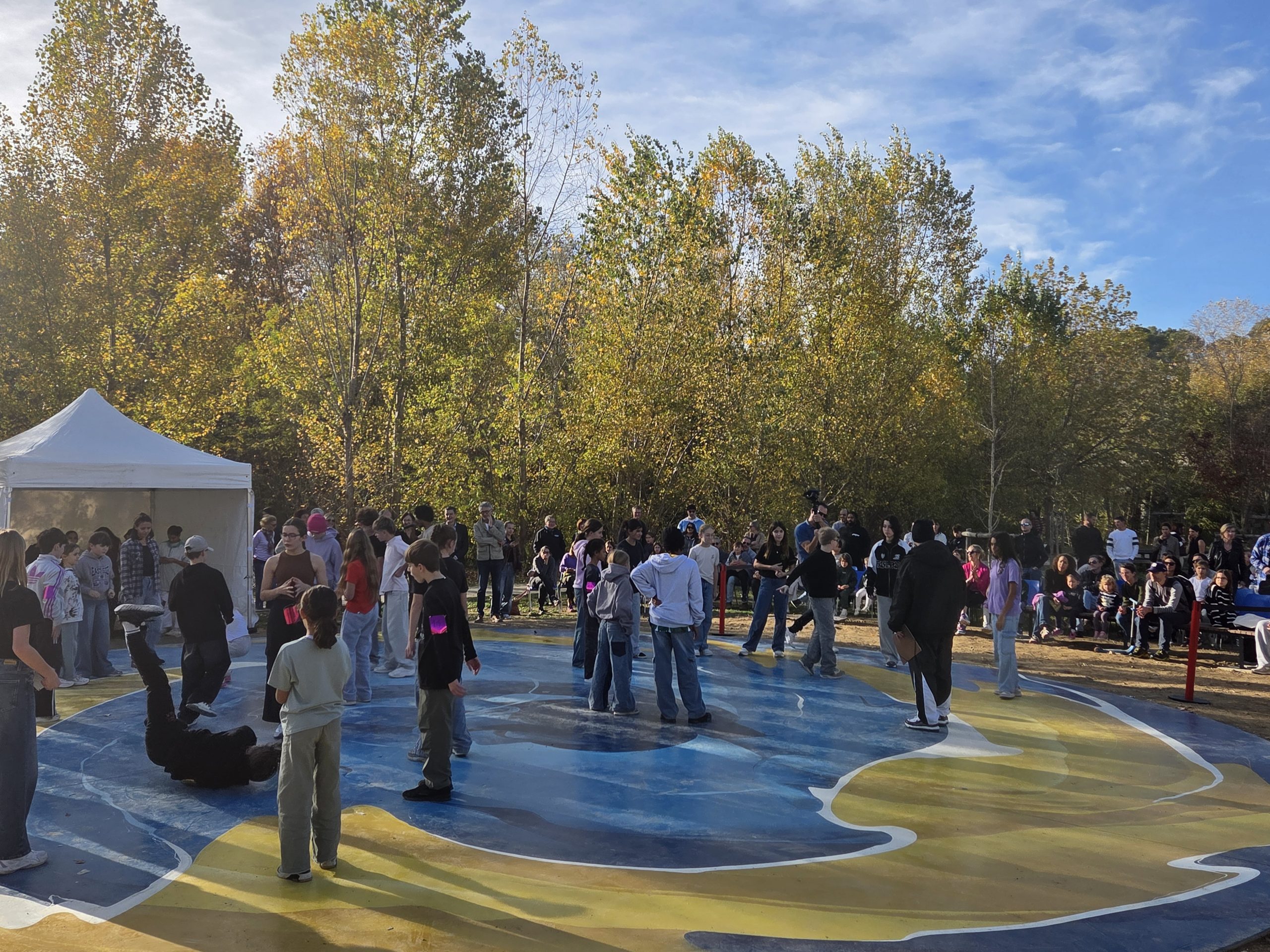 Des jeunes sur l'aire de street dance de Castelnau-le-Lez