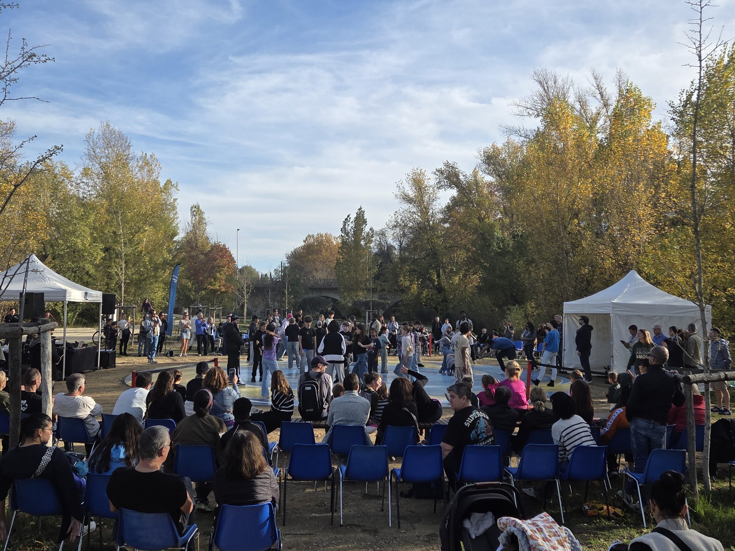 Une foule massée autour de l'aire de street dance de Castelnau-le-Lez