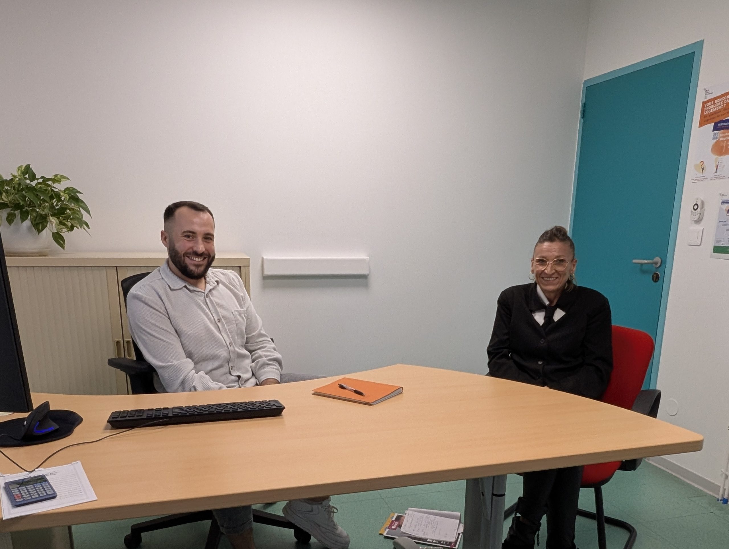 Dans un bureau du CCAS, Etienne Defez a passé une journée à expliquer son travail à une personne en situation de handicap, pour le DuoDay 2025