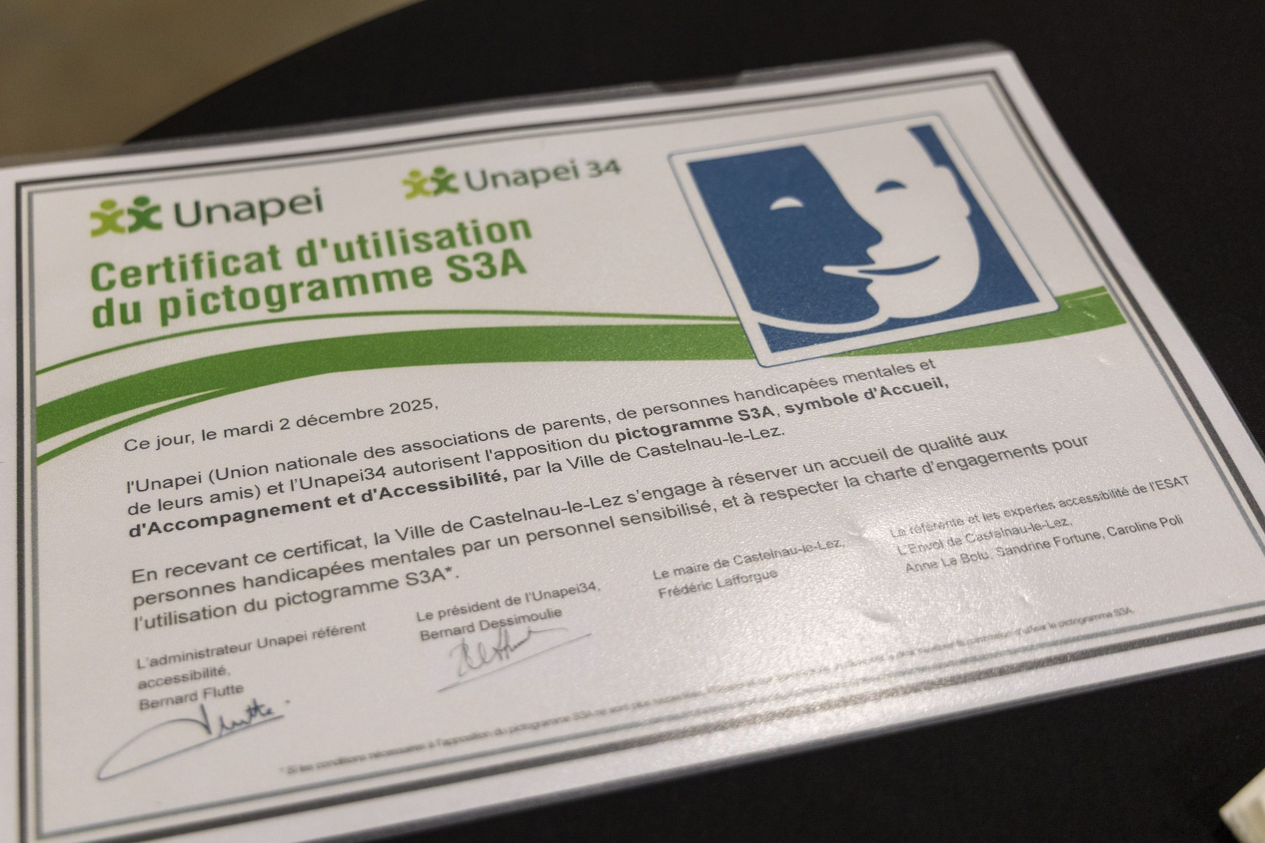 Un papier officiel symbolisant le label S3S, signé par les élus de Castelnau-le-Lez et l'UNAPEI 34.