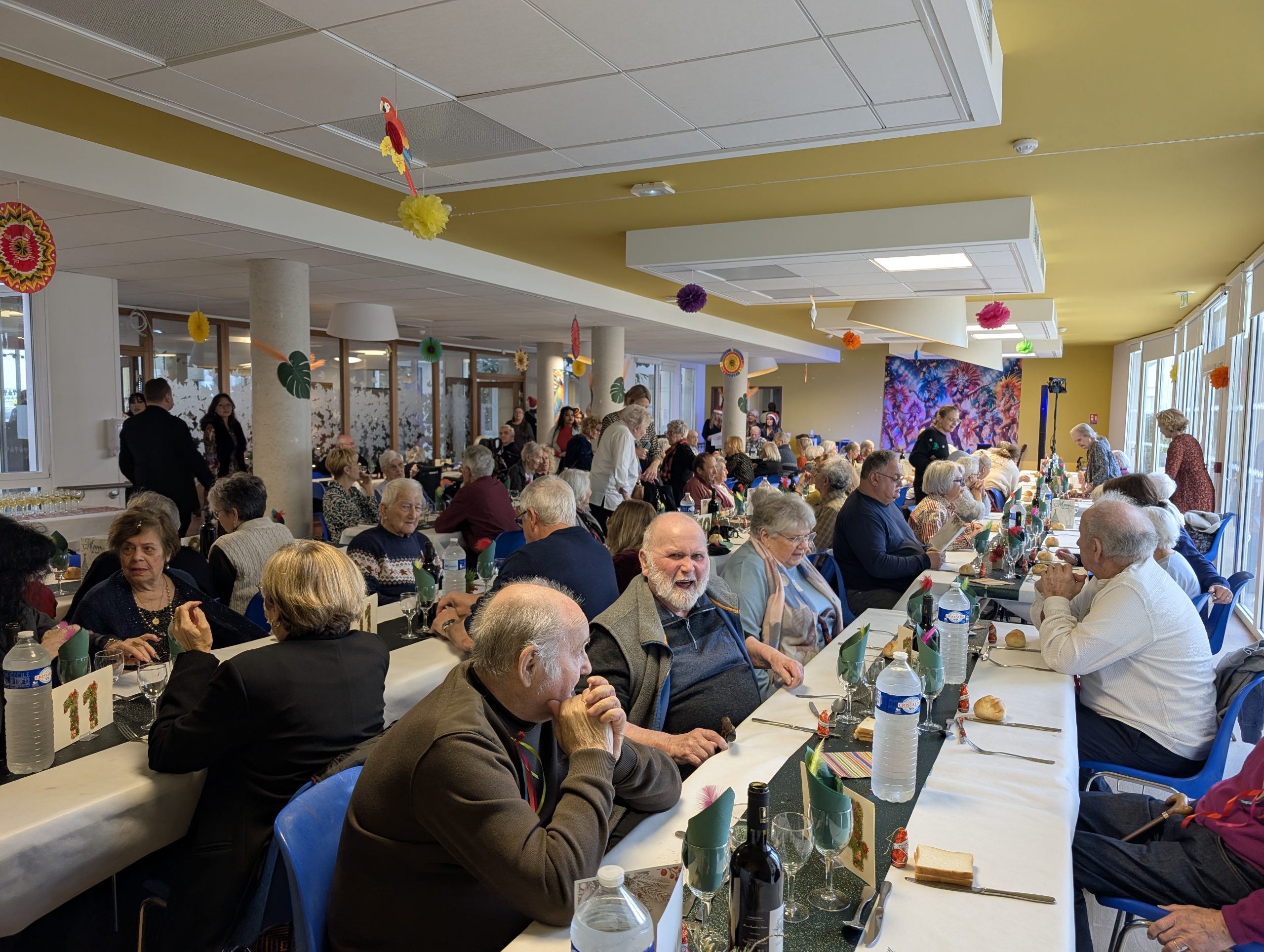 Les résidents de l'Ehpad Les Mûriers attablés pour le repas de Noël 2025