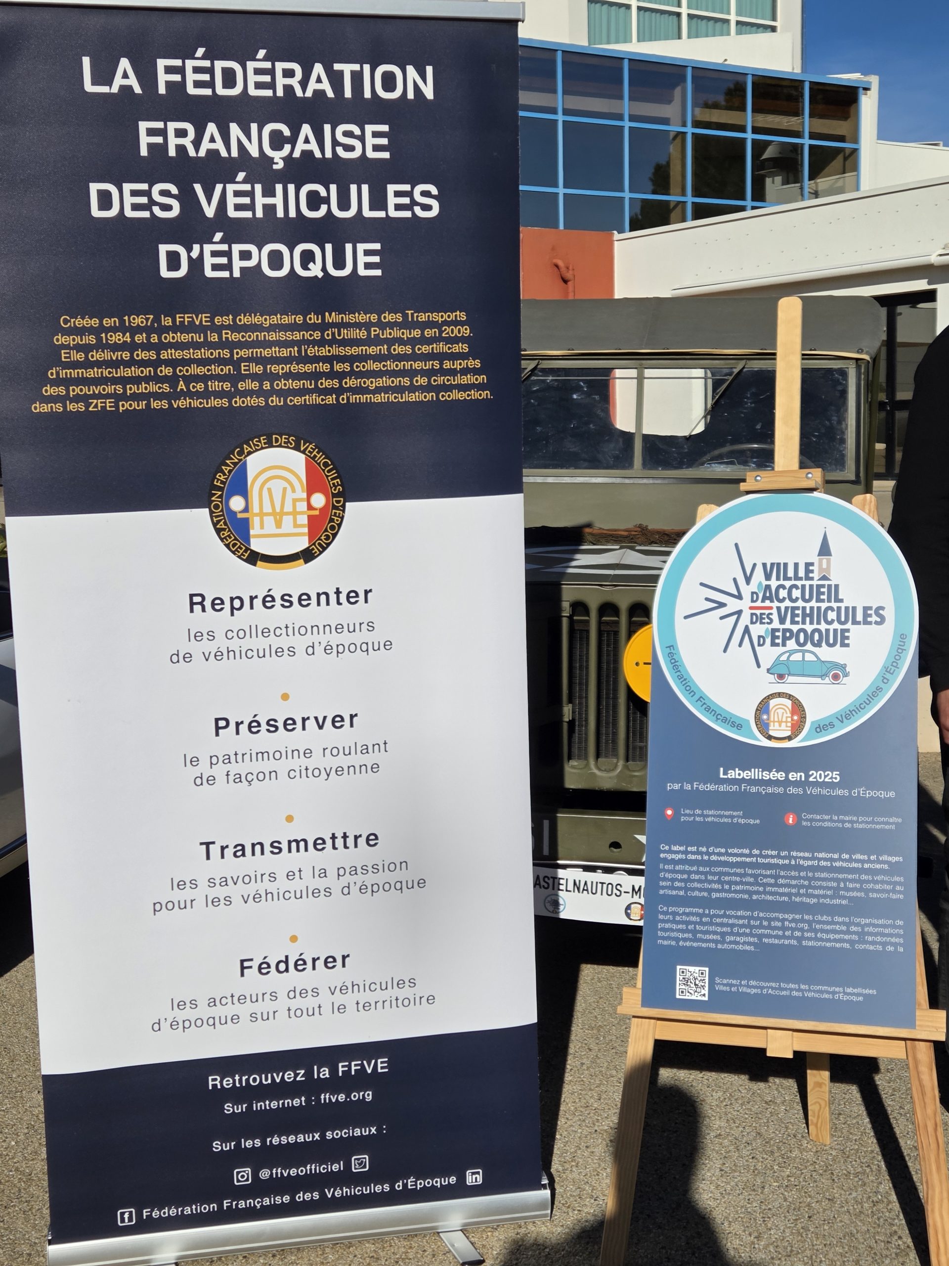 Le panneau de la fédération française des véhicules d'époque