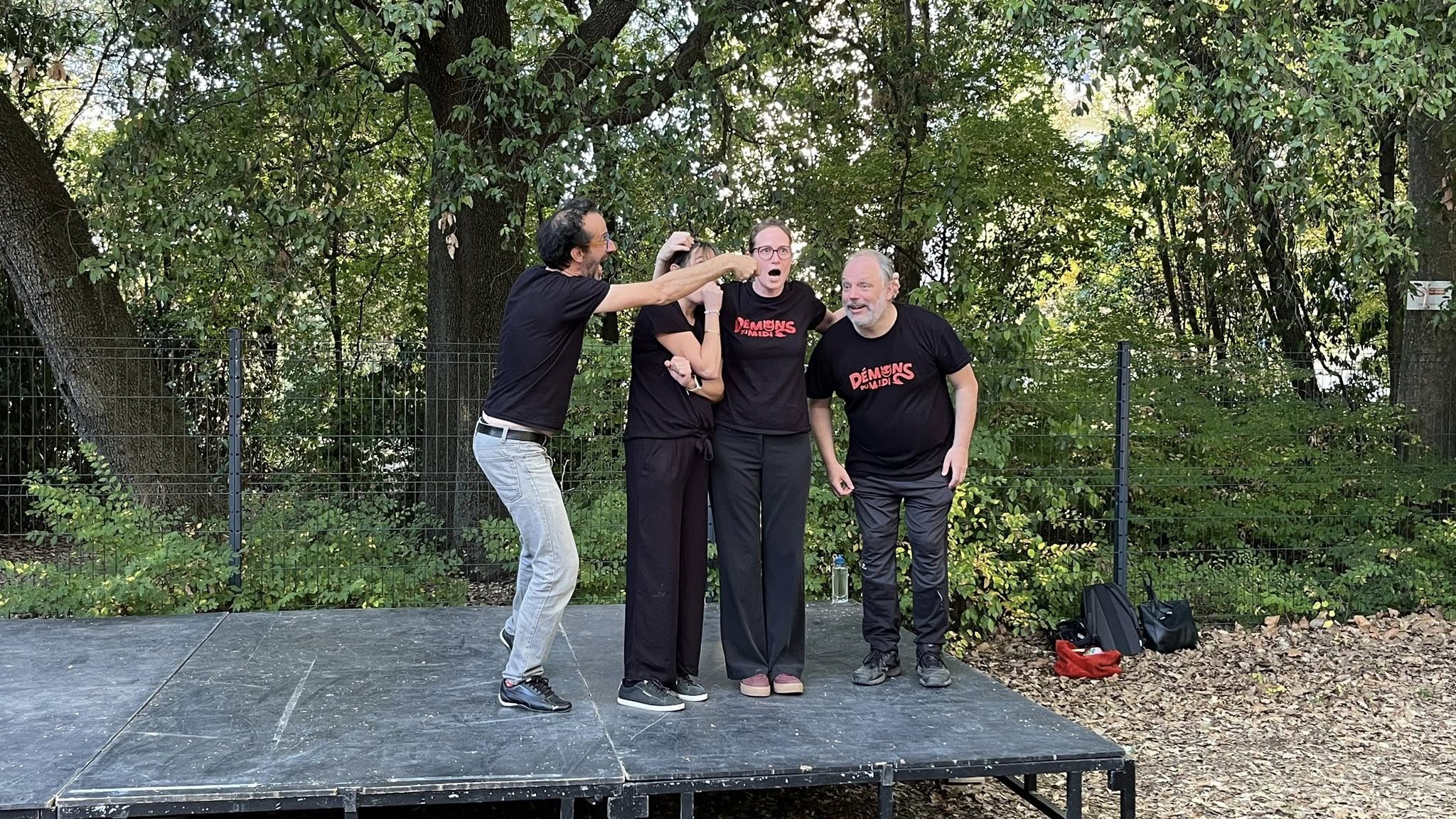 La troupe Les démons du Midi sur scène lors de la Fête bleue 2025 à Castelnau-le-Lez
