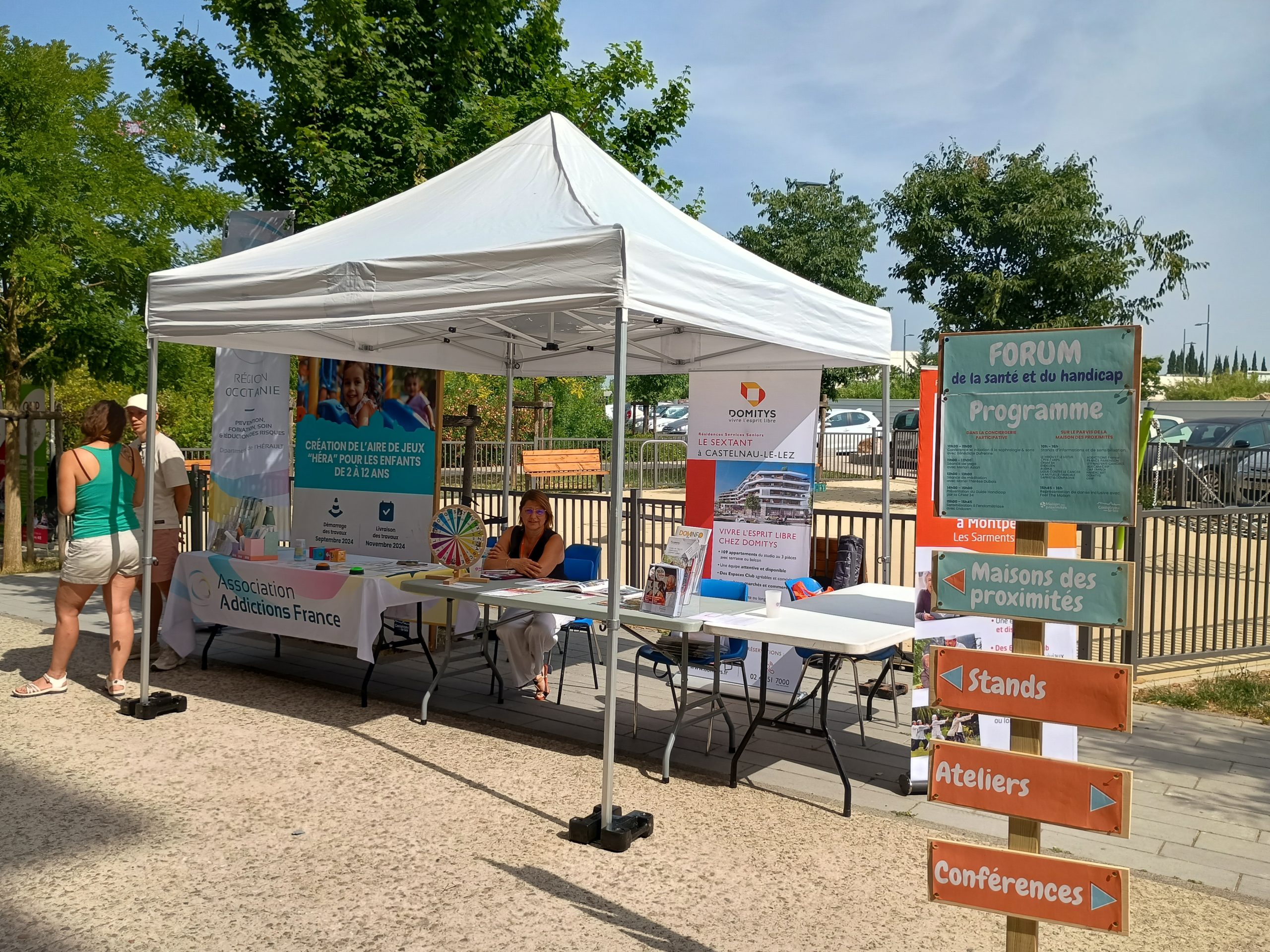 Deux stands du Forum de la santé et du handicap 2025 à Castelnau-le-Lez