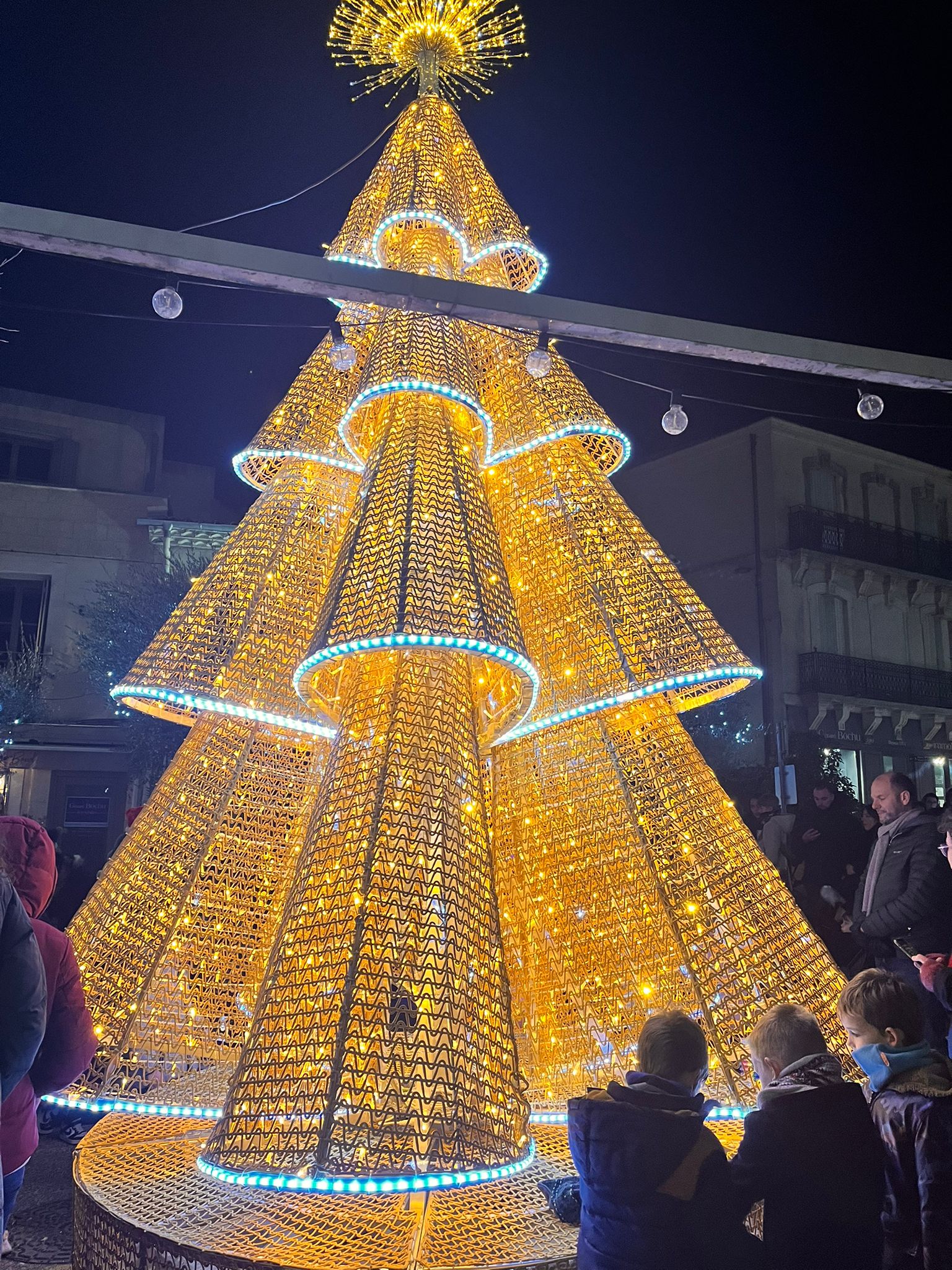 Un sapin de Noël tout en Led, éclairé, de nuit