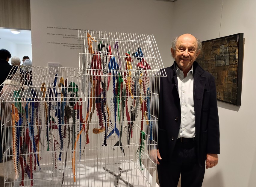 L'architecte Pierre Tourre auprès d'une des Cages de son épouse, Claudie Sauvan