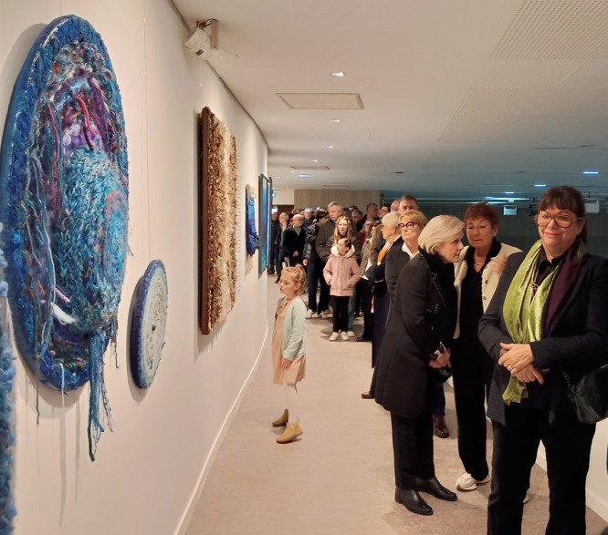 L'adjointe à la Culture de Castelnau-le-Lez devant des Tissages de Claudie Sauvan