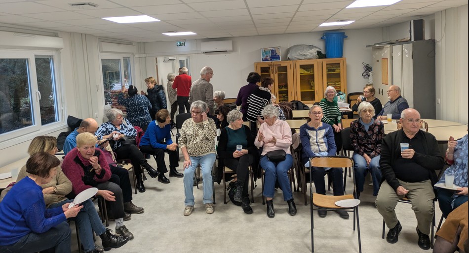 Des personnes âgées assises en train de parler ensemble