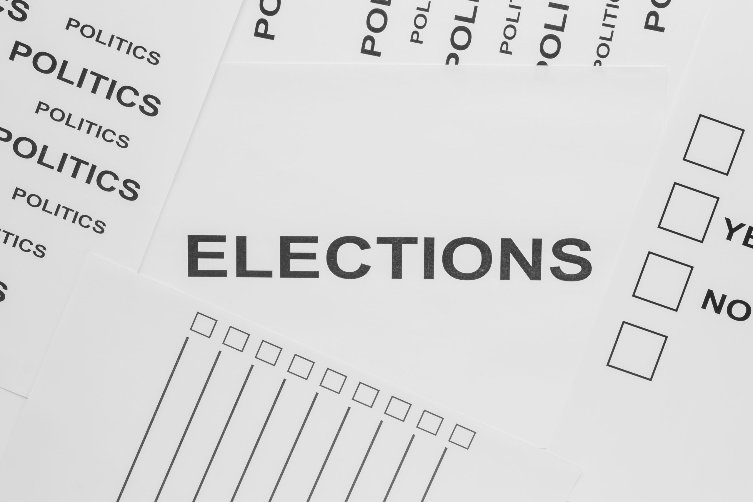 Une feuille de papier écrite par ordinateur sur laquelle figure le mot "Elections"