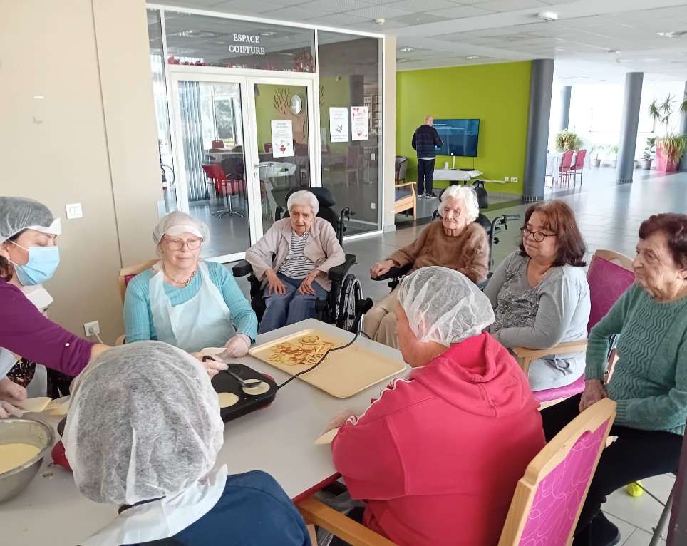 Des résidents des EHPAD de Castelnau-le-Lez attablés autour de crêpes