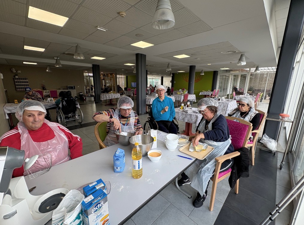 Des personnes âgées en train de faire de la pâte à crêpes