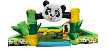 une structure gonflable pour enfants de style tropical, surmontée d'une tête de panda