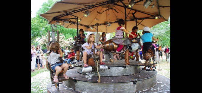 Un manège en bois où les chevaux sont des vaches