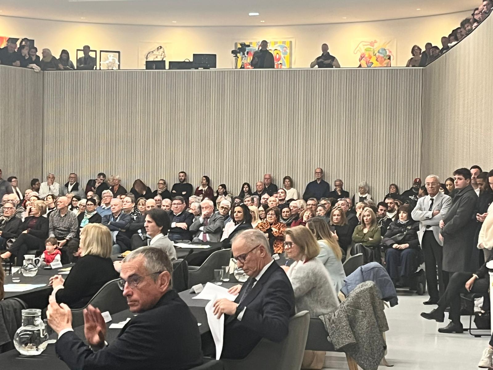 La salle Lagoya pleine d'habitants lors du Conseil municipal d'installation du nouveau Maire Julien Miro