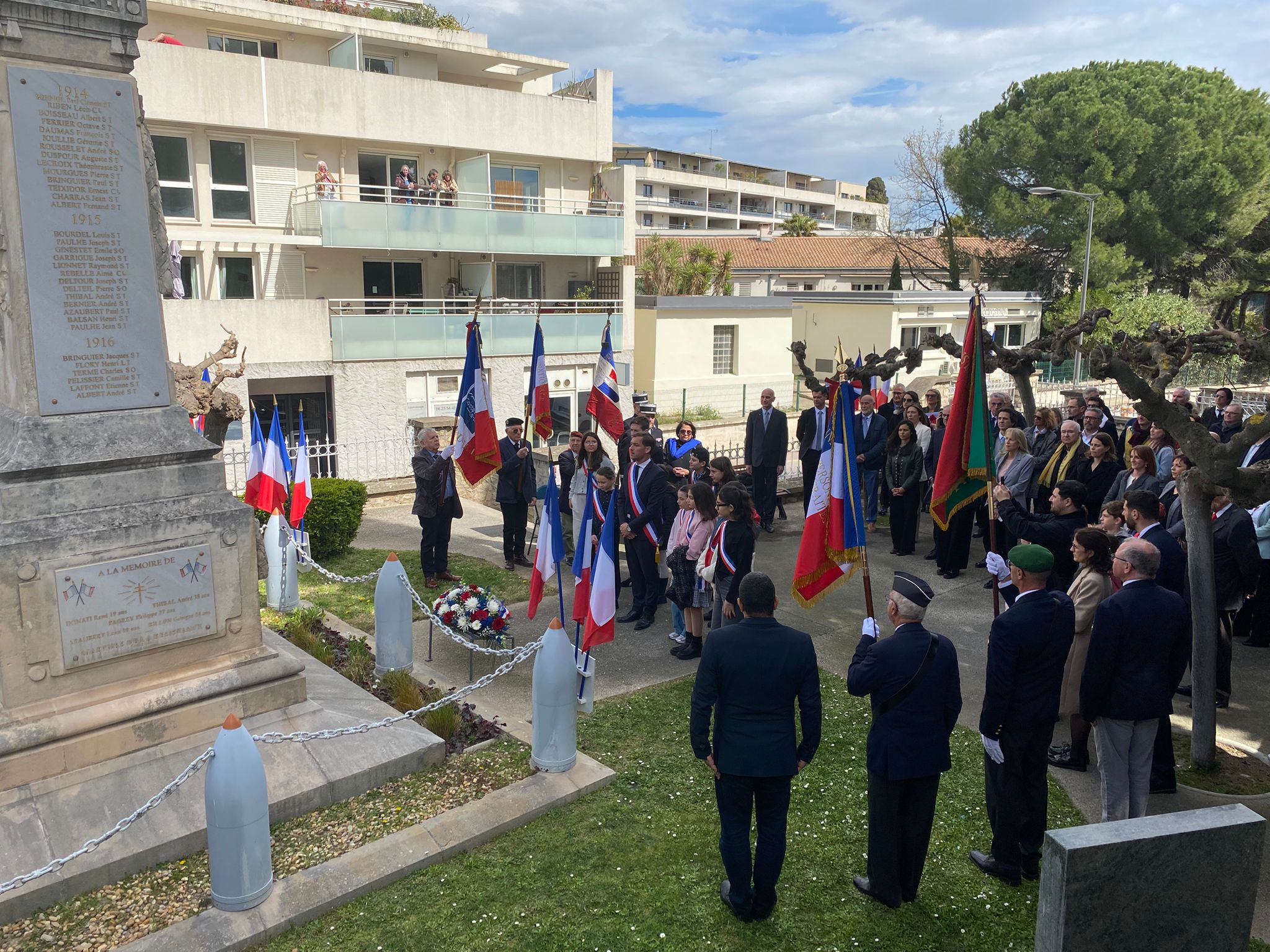 Le Maire Julien Miro déposant une gerbe de fleurs au Monument aux Morts, cimetière de la Crouzette, à Catselnau-le-Lez