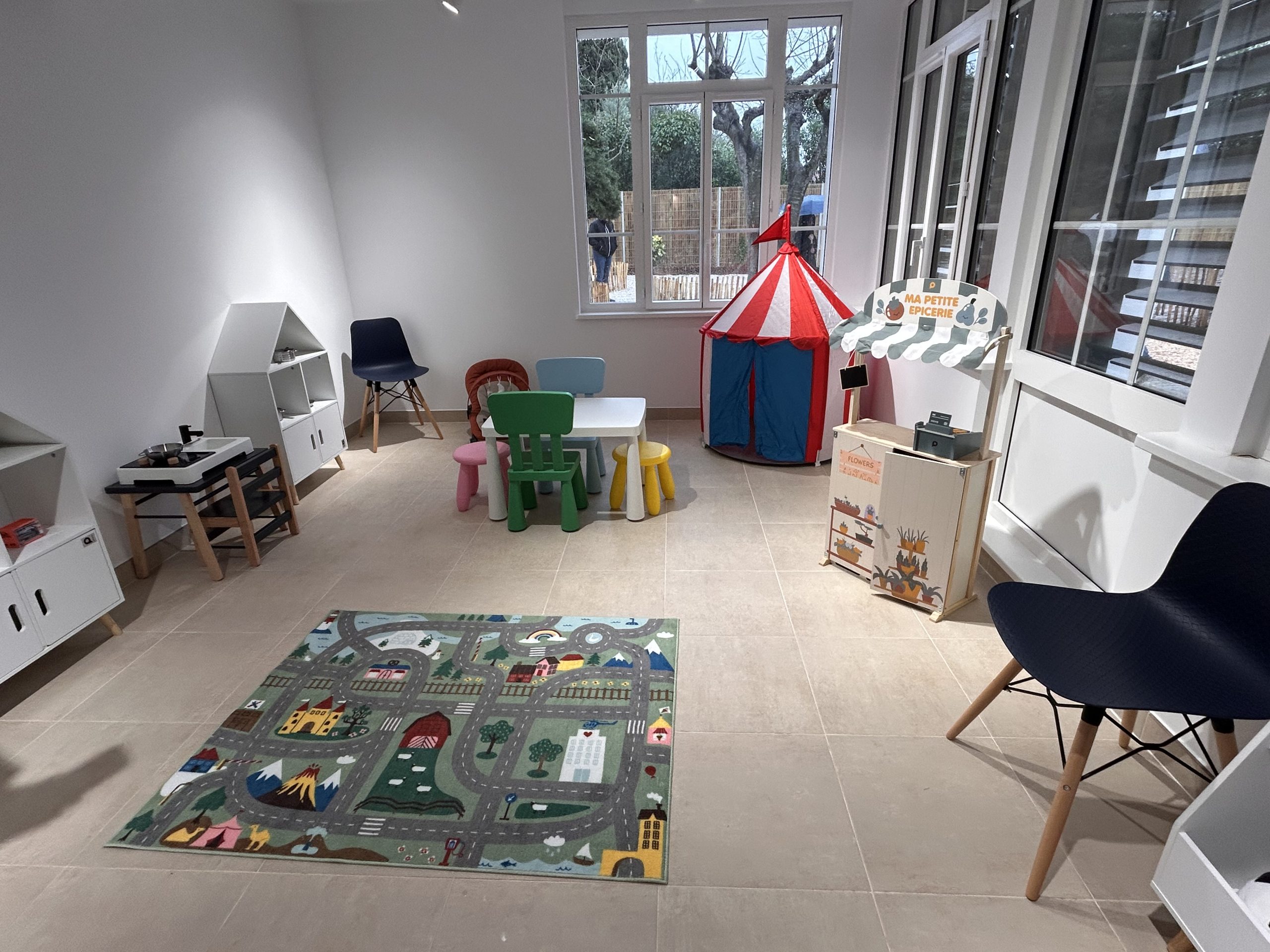 Une pièce équipée de jeux pour enfants