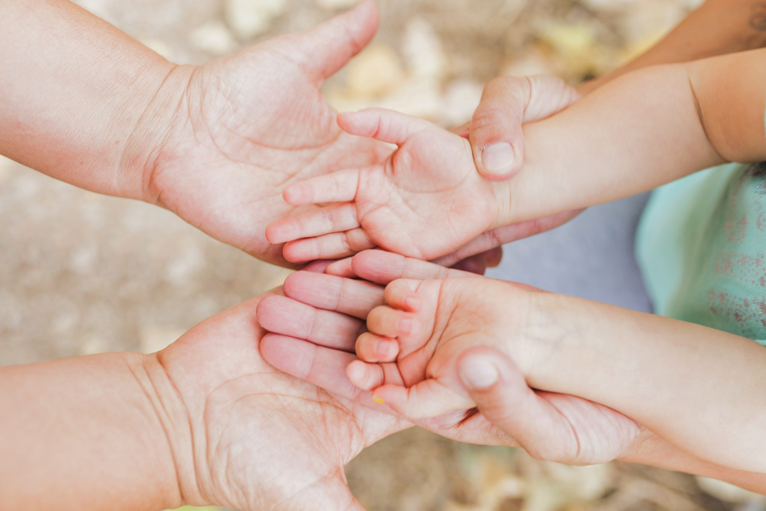des paumes de mains d'un petit enfant et de ses parents