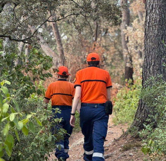 2 membres du comité communal des feux de forêts de Castelnau-le-Lez vus de dos, en pleine patrouille