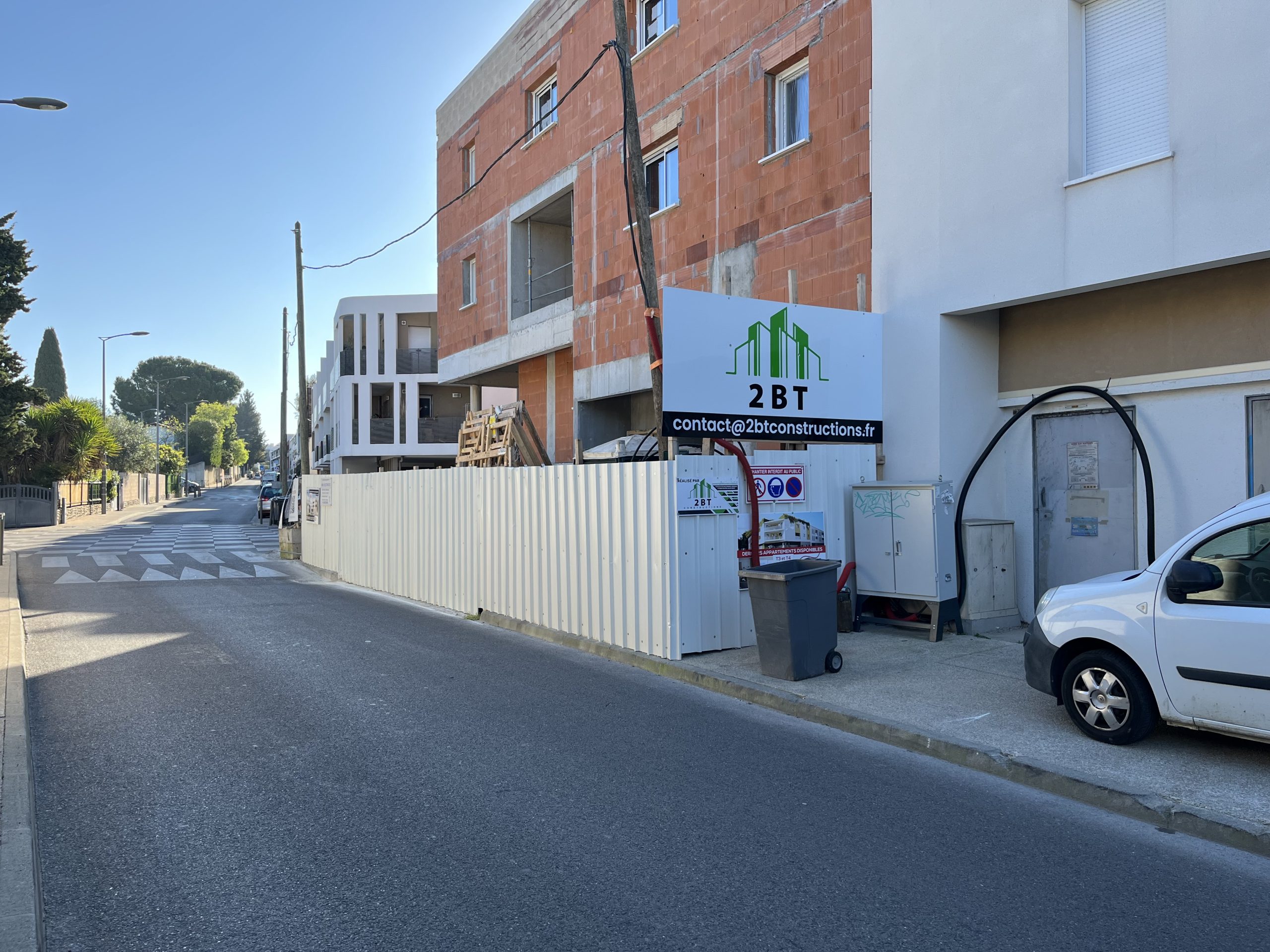 Un chantier de construction d'une résidence qui dépasse sur le trottoir, impossible d'accès pour les piétons