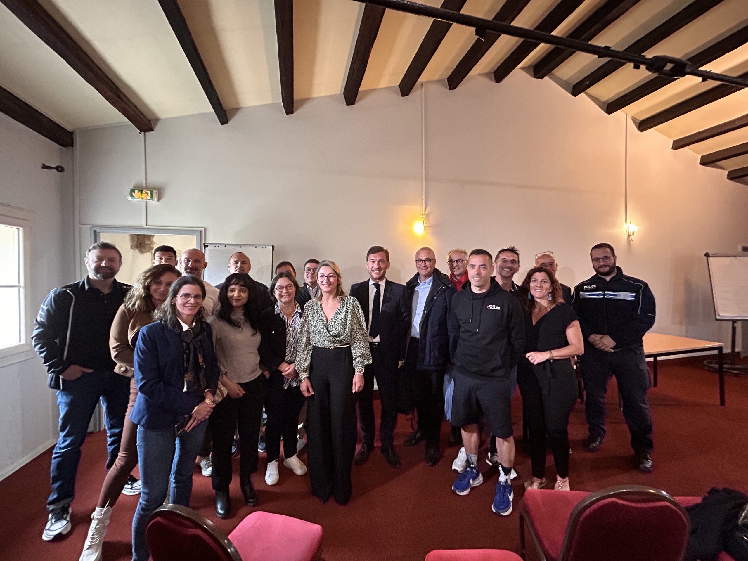 Le Maire Julien Miro pose avec les commerçants de la zone de l'Aube Rouge