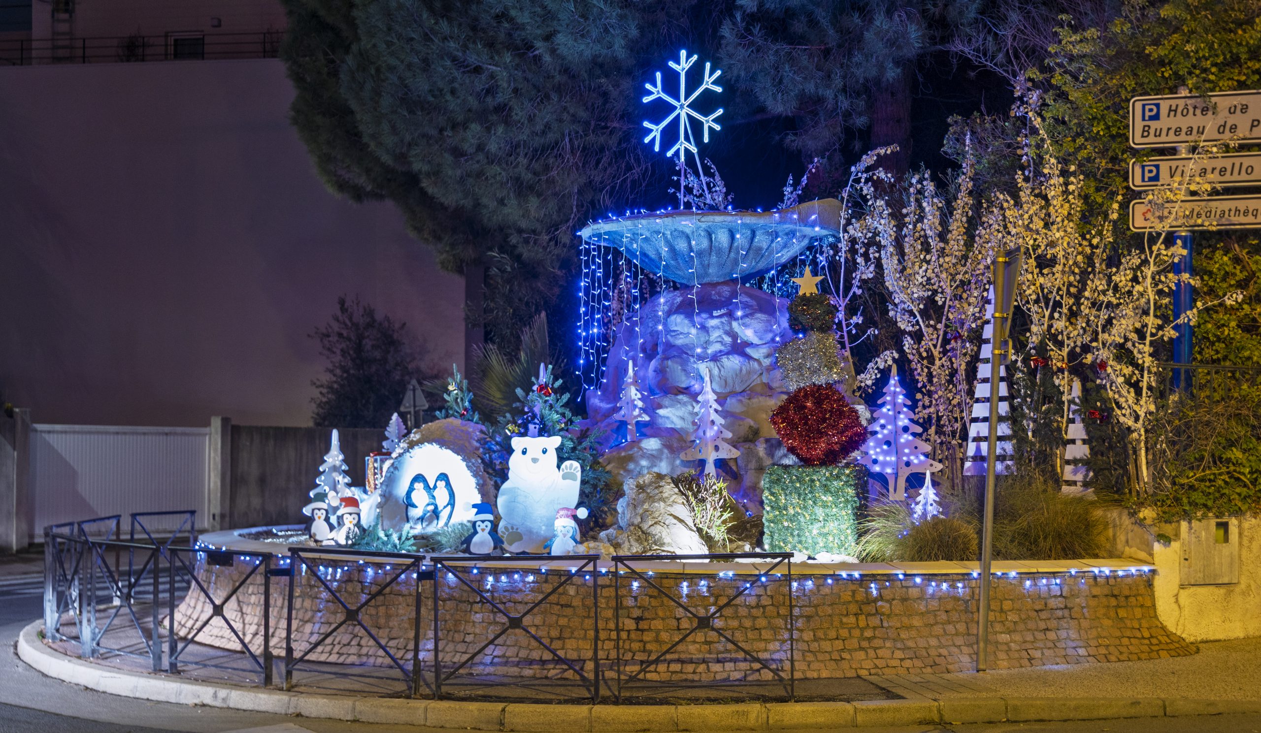 La fontaine de la Crouzette, à Castelnau-le-Lez, avec ses décors et illuminations de Noël
