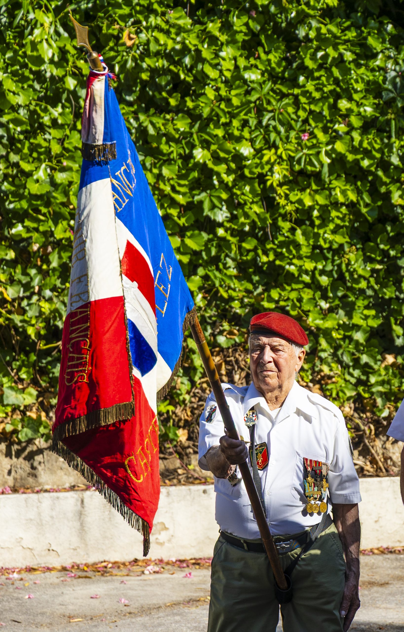 Le porte drapeau castelnauvien Gérard Mercier